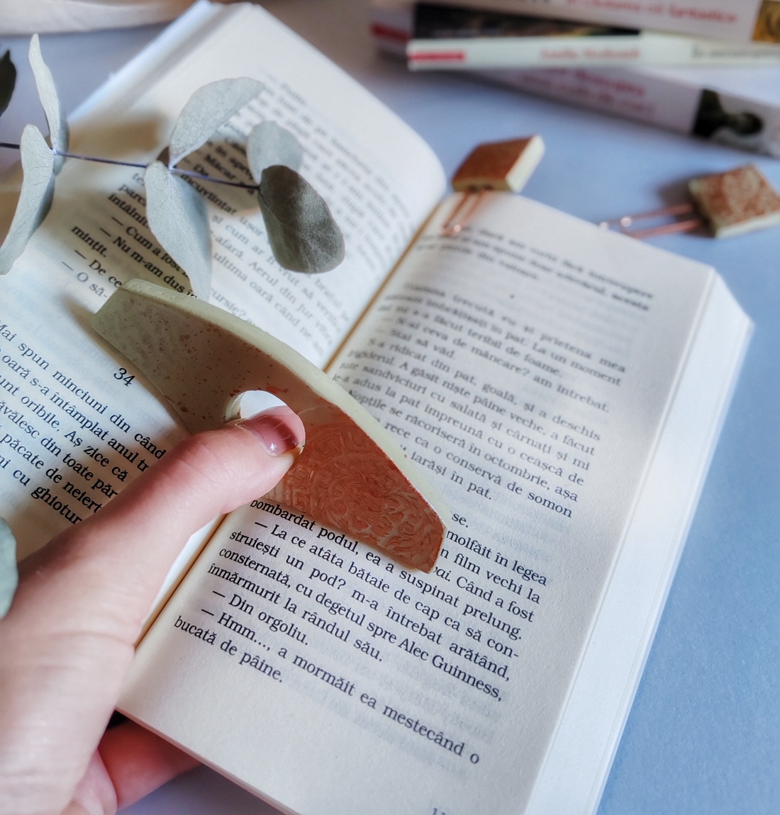 Set cu semn se carte și suport pentru pagini din argilă Fantazia - cărți și creații cu tematică muzicală, cadouri - semn de carte - Artynos.ro Set cu semn se carte și suport pentru pagini din argilă Fantazia - cărți și creații cu tematică muzicală, cadouri - semn de carte - Artynos.ro