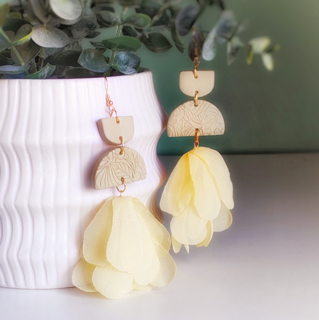 Cercei Boho Bride handmade din argilă cu petale din voal - bijuterii - cercei - cercei cu franjuri - Artynos.ro Cercei Boho Bride handmade din argilă cu petale din voal - bijuterii - cercei - cercei cu franjuri - Artynos.ro
