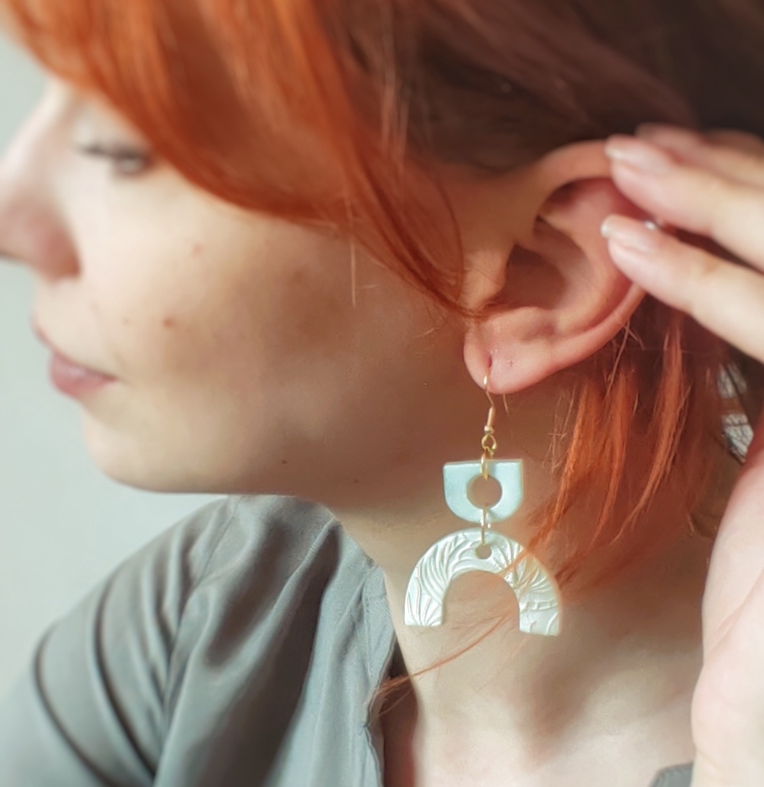 Cercei Donatella handmade din argilă - bijuterii - cercei - cercei agățați - Artynos.ro Cercei Donatella handmade din argilă - bijuterii - cercei - cercei agățați - Artynos.ro