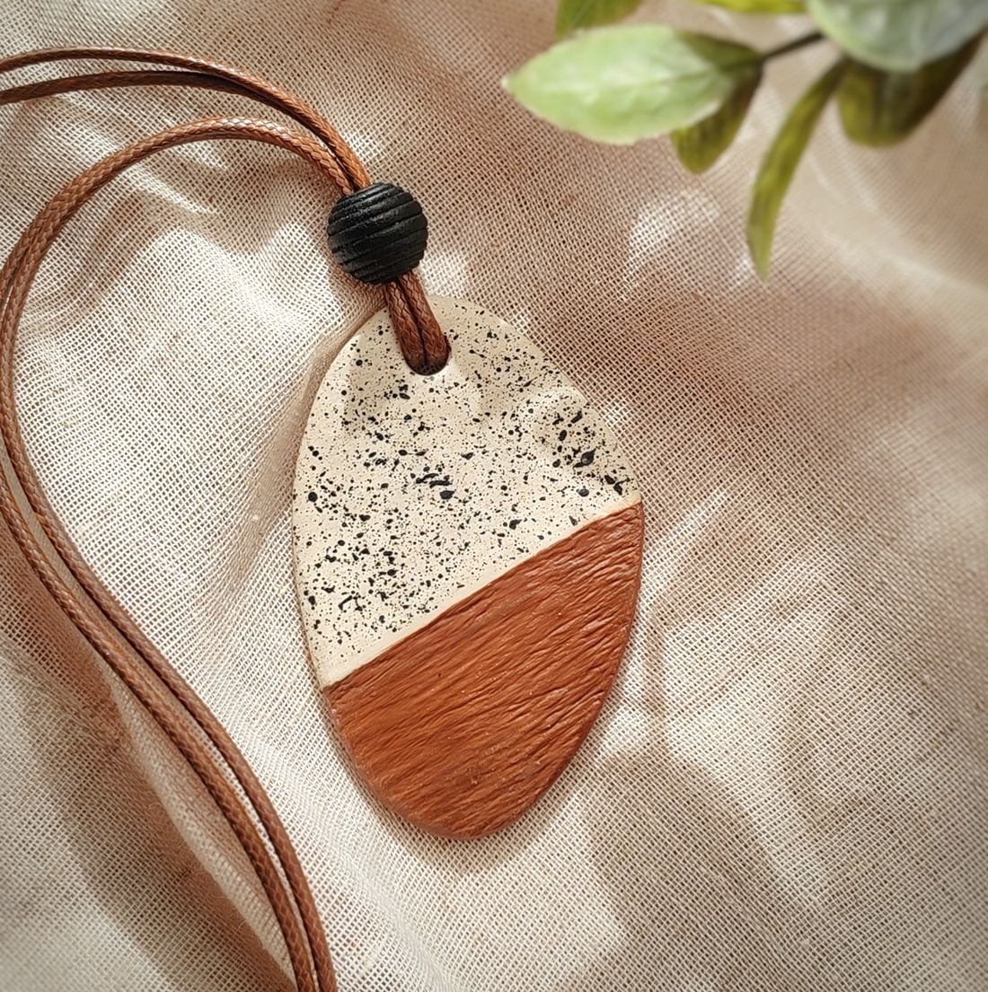 Colier Ciocolată cu Piper handmade din argilă - bijuterii - coliere - coliere cu pandantive - Artynos.ro Colier Ciocolată cu Piper handmade din argilă - bijuterii - coliere - coliere cu pandantive - Artynos.ro