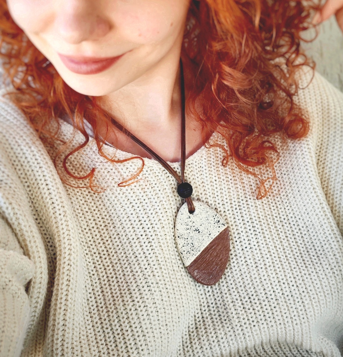 Colier Ciocolată cu Piper handmade din argilă - bijuterii - coliere - coliere cu pandantive - Artynos.ro Colier Ciocolată cu Piper handmade din argilă - bijuterii - coliere - coliere cu pandantive - Artynos.ro