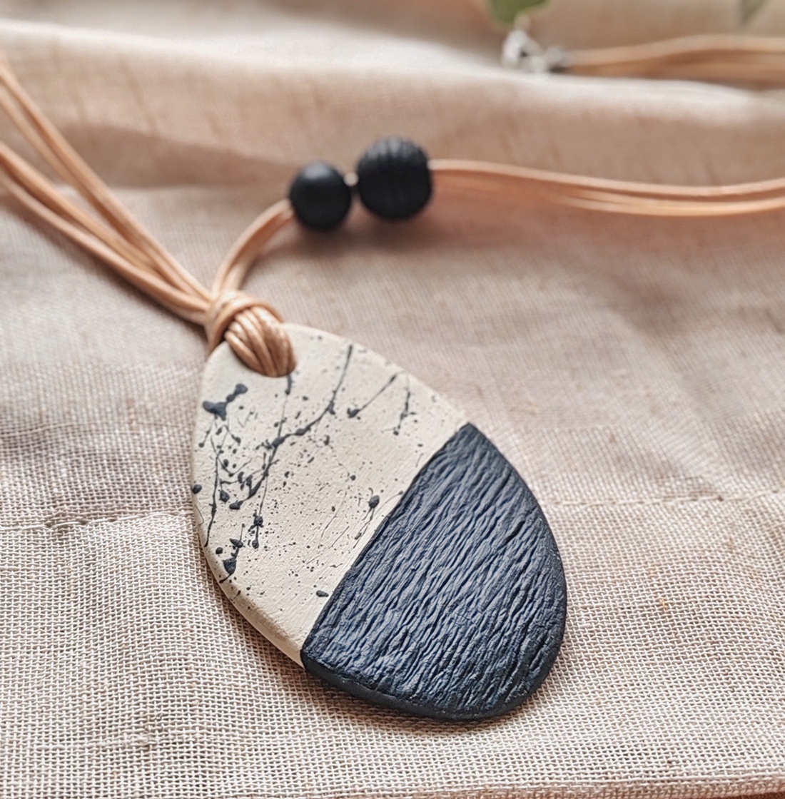 Colier Creponat handmade din argilă - bijuterii - coliere - coliere cu pandantive - Artynos.ro Colier Creponat handmade din argilă - bijuterii - coliere - coliere cu pandantive - Artynos.ro