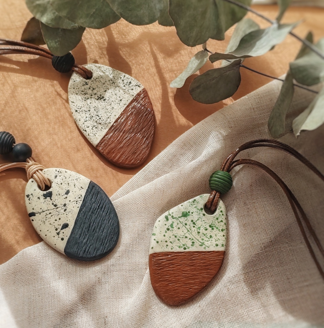 Colier Creponat handmade din argilă - bijuterii - coliere - coliere cu pandantive - Artynos.ro Colier Creponat handmade din argilă - bijuterii - coliere - coliere cu pandantive - Artynos.ro