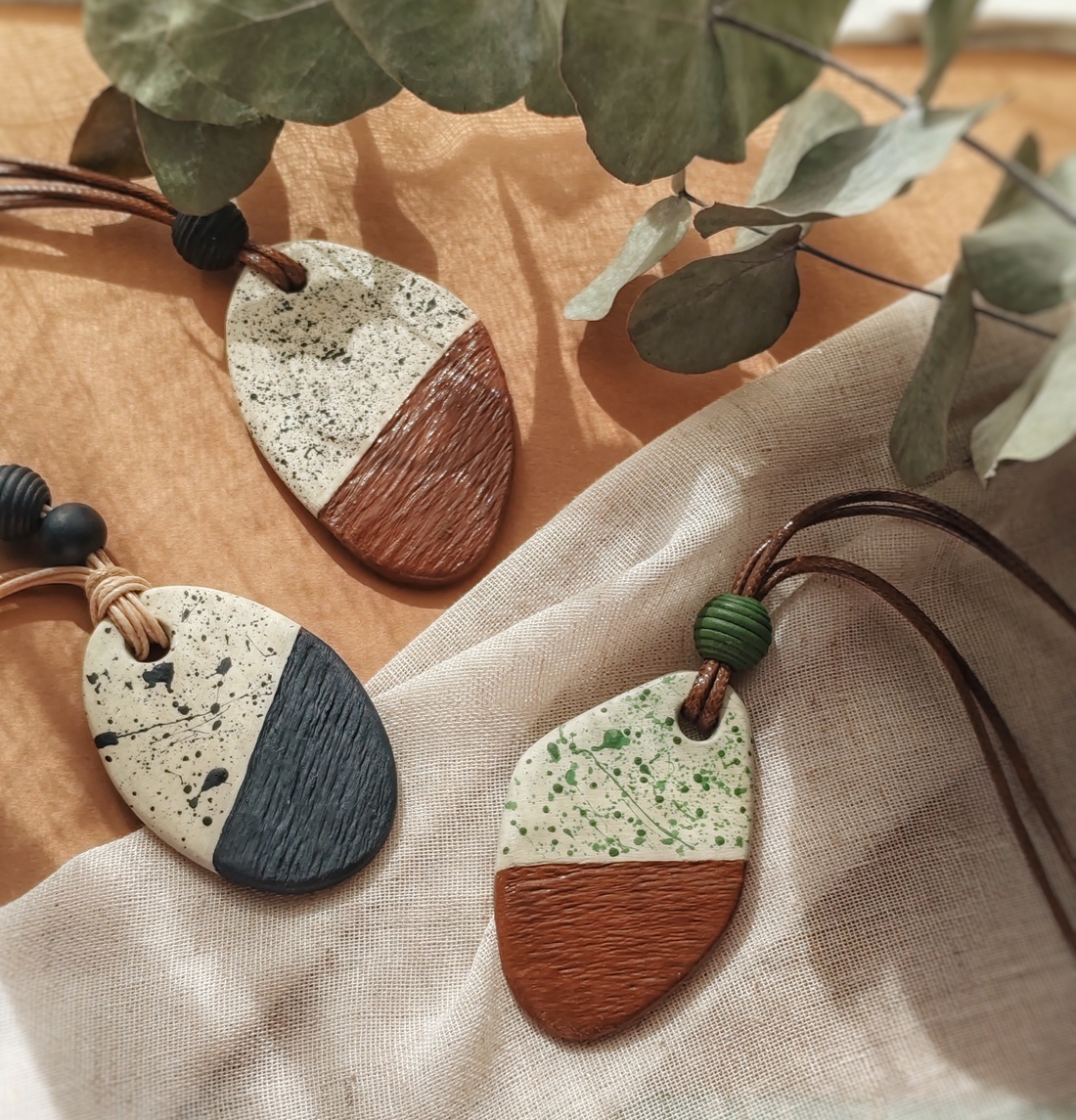 Colier Pădure handmade din argilă - bijuterii - coliere - coliere cu pandantive - Artynos.ro Colier Pădure handmade din argilă - bijuterii - coliere - coliere cu pandantive - Artynos.ro
