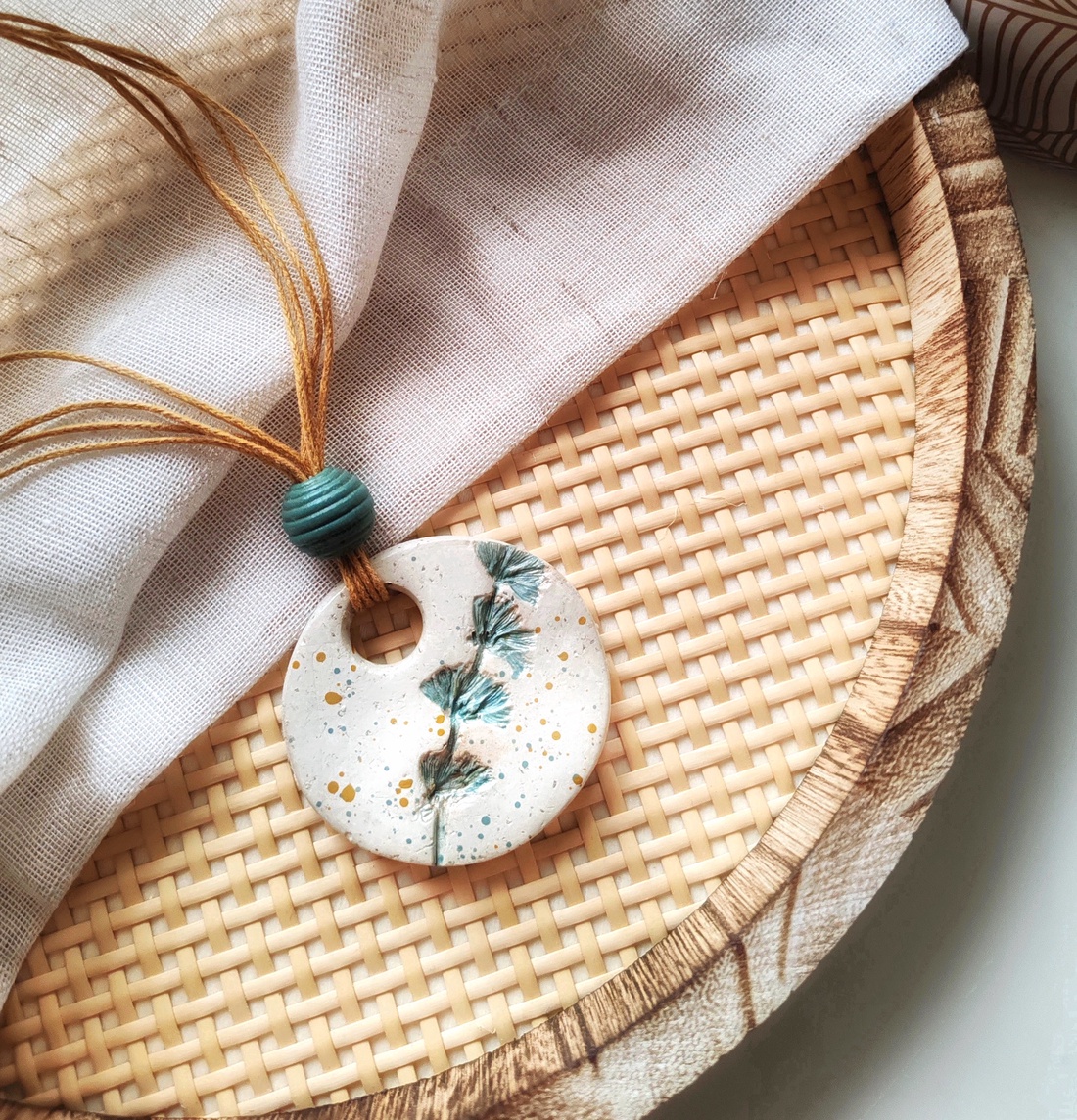 Colier Fericire handmade din argilă - bijuterii - coliere - coliere cu pandantive - Artynos.ro Colier Fericire handmade din argilă - bijuterii - coliere - coliere cu pandantive - Artynos.ro