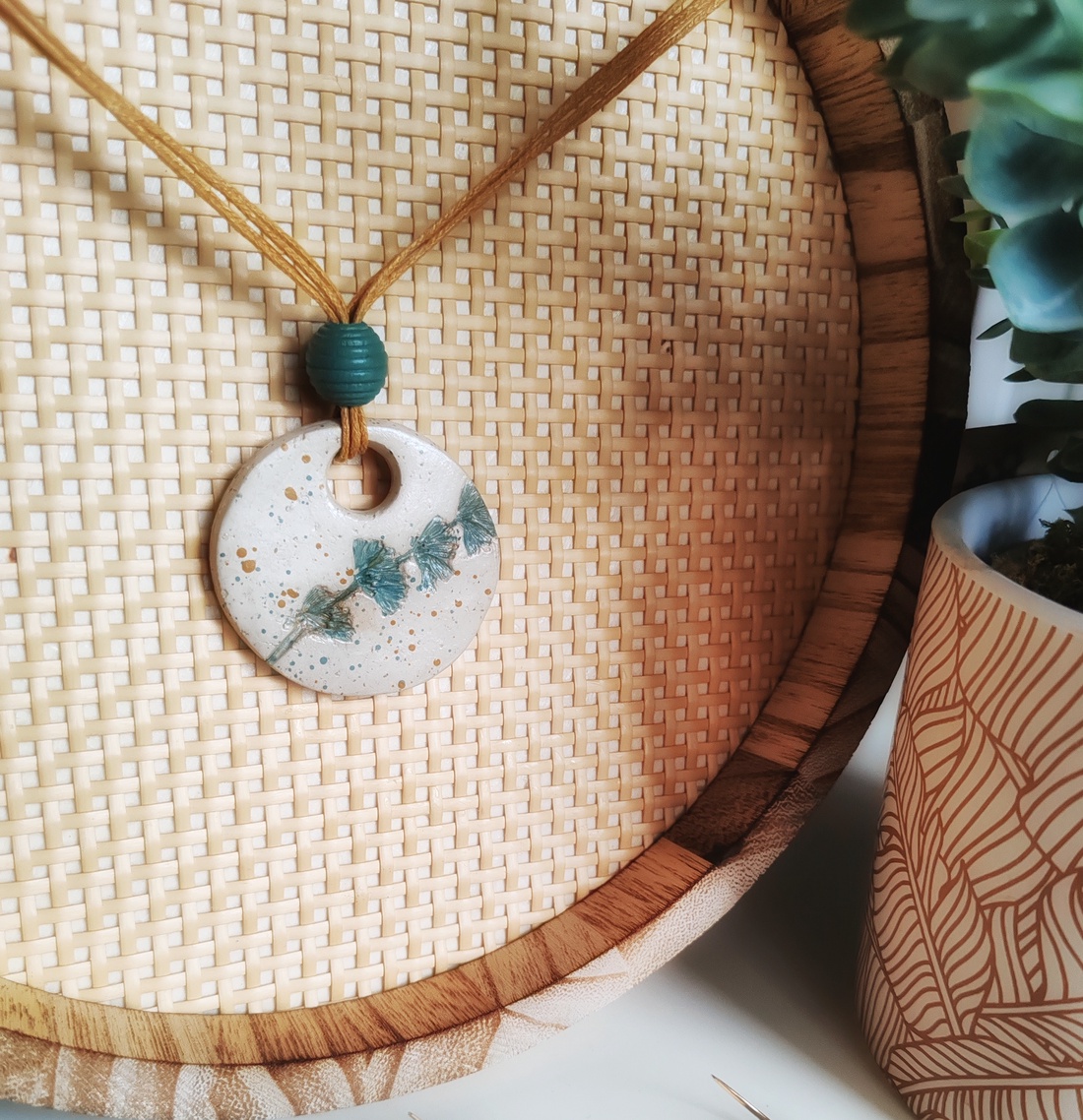 Colier Fericire handmade din argilă - bijuterii - coliere - coliere cu pandantive - Artynos.ro Colier Fericire handmade din argilă - bijuterii - coliere - coliere cu pandantive - Artynos.ro