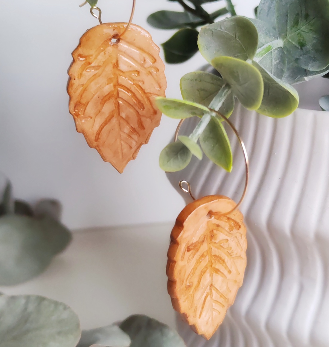Cercei Coffee Leaf handmade din argilă - bijuterii - cercei - cercei agățați - Artynos.ro Cercei Coffee Leaf handmade din argilă - bijuterii - cercei - cercei agățați - Artynos.ro