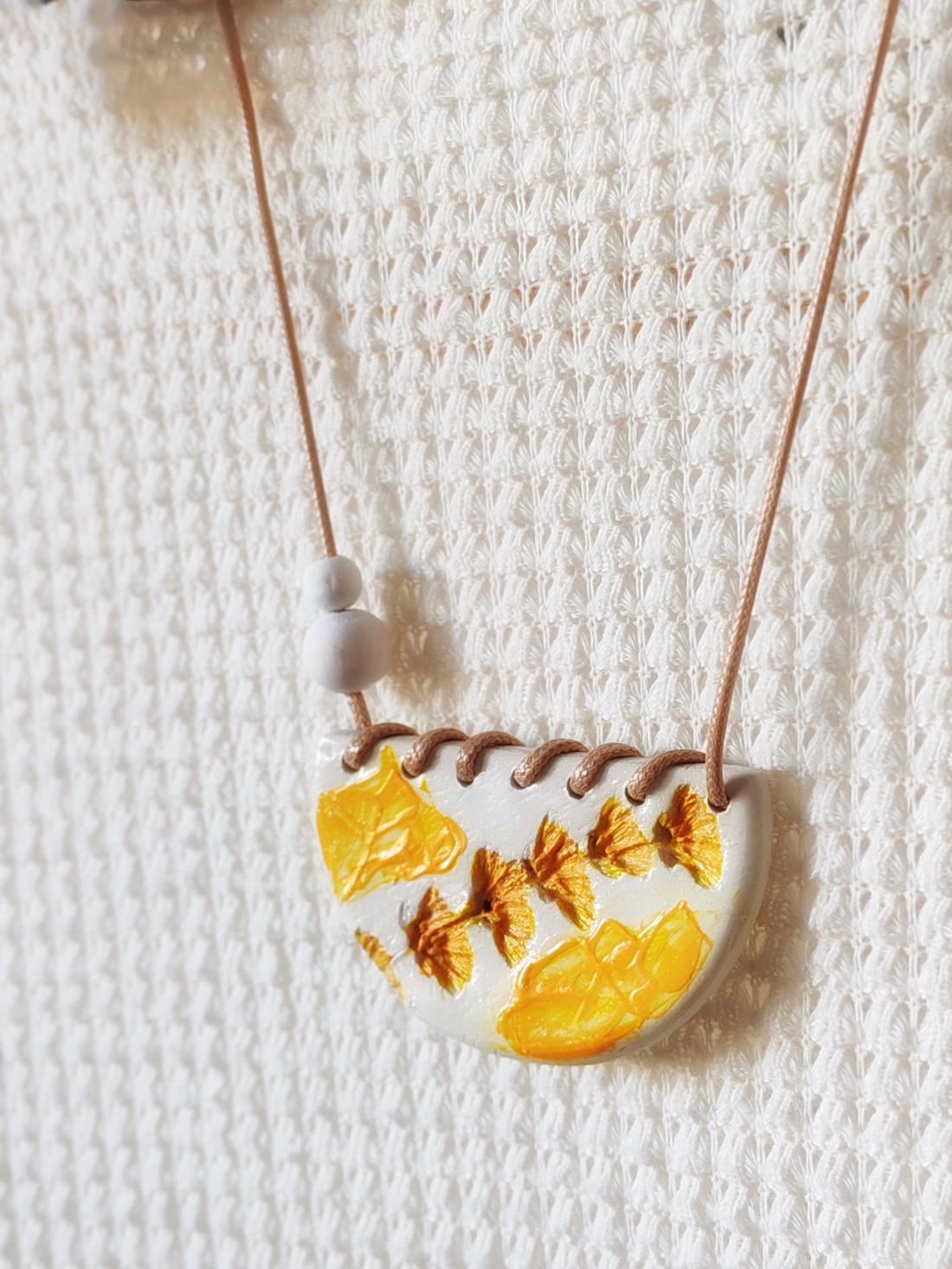 Colier Soare handmade din argilă - bijuterii - coliere - coliere cu pandantive - Artynos.ro Colier Soare handmade din argilă - bijuterii - coliere - coliere cu pandantive - Artynos.ro