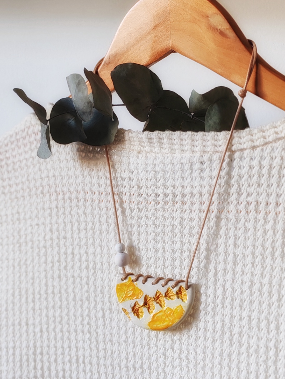 Colier Soare handmade din argilă - bijuterii - coliere - coliere cu pandantive - Artynos.ro Colier Soare handmade din argilă - bijuterii - coliere - coliere cu pandantive - Artynos.ro