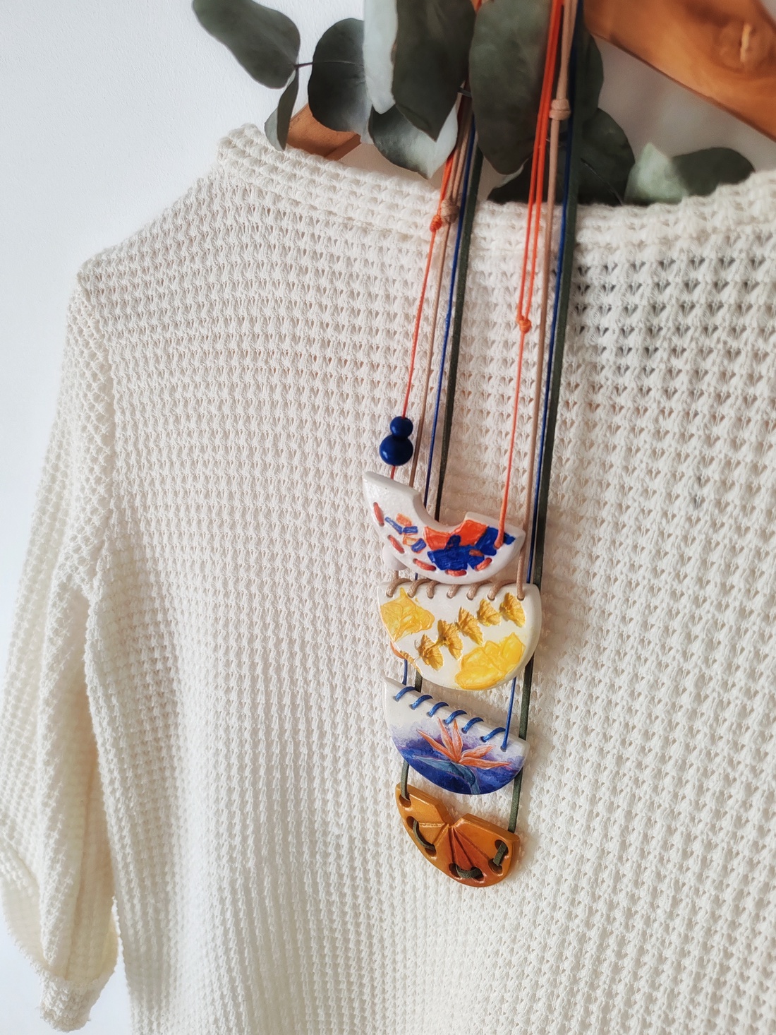 Colier Soare handmade din argilă - bijuterii - coliere - coliere cu pandantive - Artynos.ro Colier Soare handmade din argilă - bijuterii - coliere - coliere cu pandantive - Artynos.ro