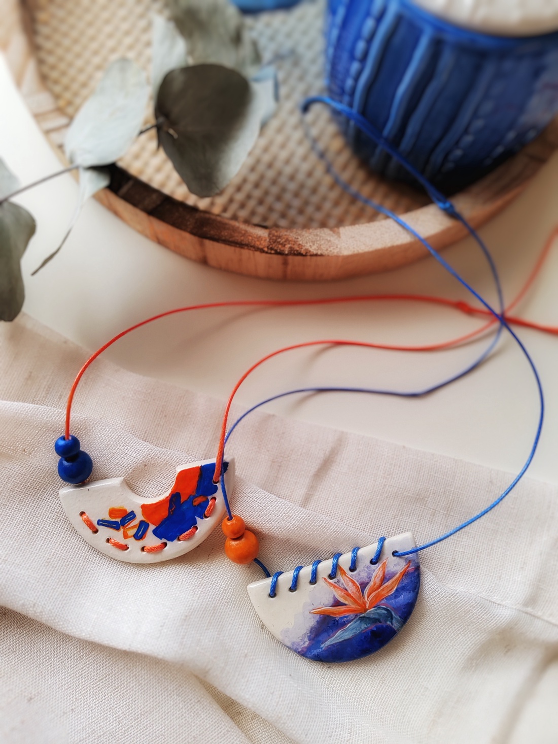 Colier Bird of Paradise handmade din argilă - bijuterii - coliere - coliere cu pandantive - Artynos.ro Colier Bird of Paradise handmade din argilă - bijuterii - coliere - coliere cu pandantive - Artynos.ro
