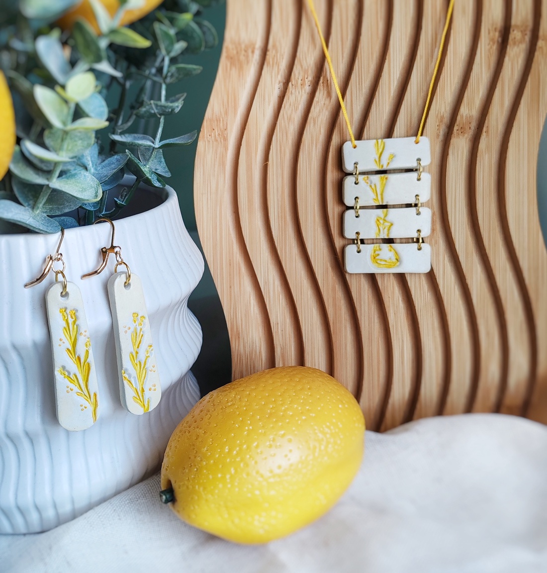 Set Yellow Garden handmade cu cercei și medalion din argilă - bijuterii - seturi de bijuterii - Artynos.ro Set Yellow Garden handmade cu cercei și medalion din argilă - bijuterii - seturi de bijuterii - Artynos.ro