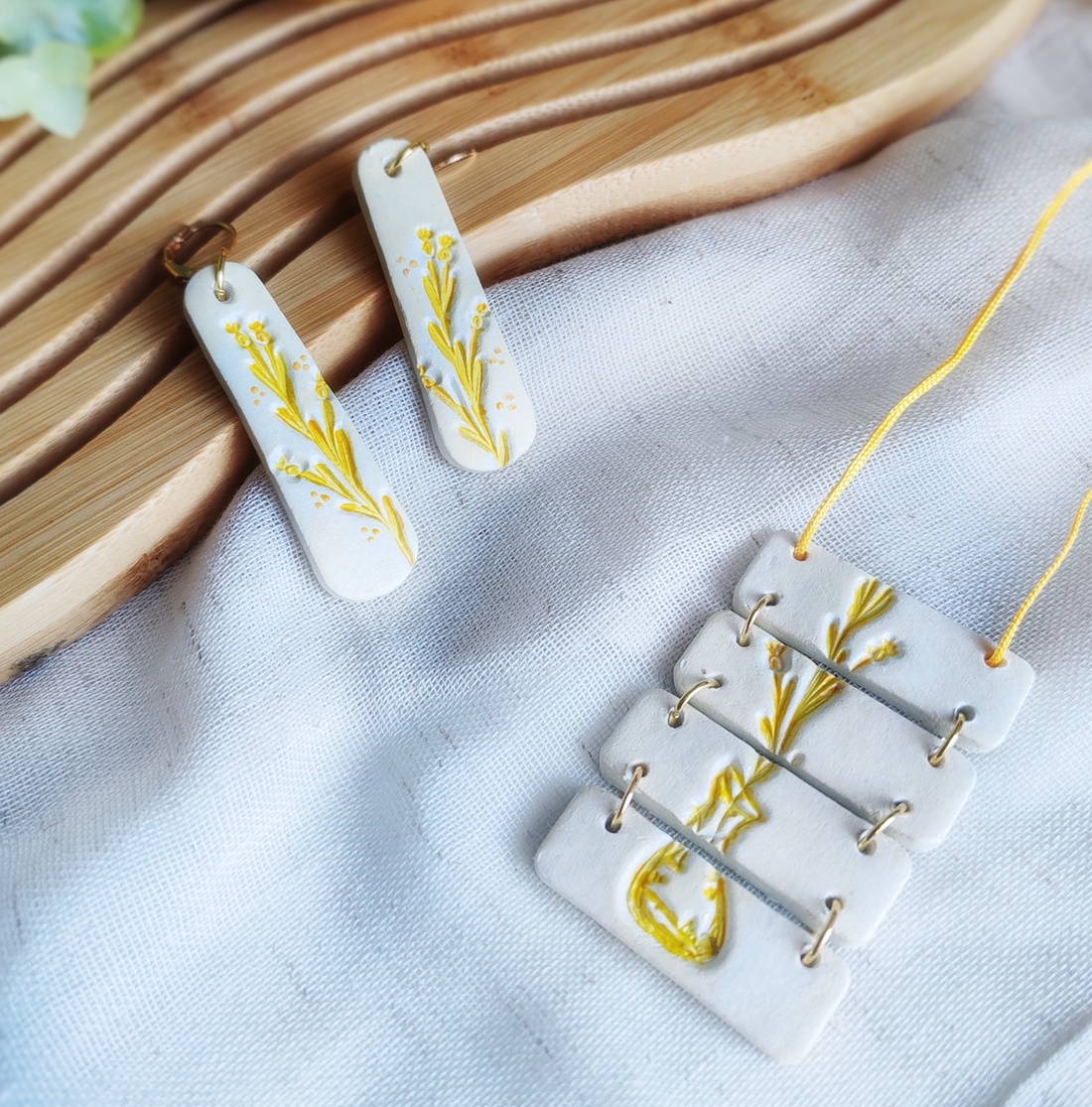 Set Yellow Garden handmade cu cercei și medalion din argilă - bijuterii - seturi de bijuterii - Artynos.ro Set Yellow Garden handmade cu cercei și medalion din argilă - bijuterii - seturi de bijuterii - Artynos.ro