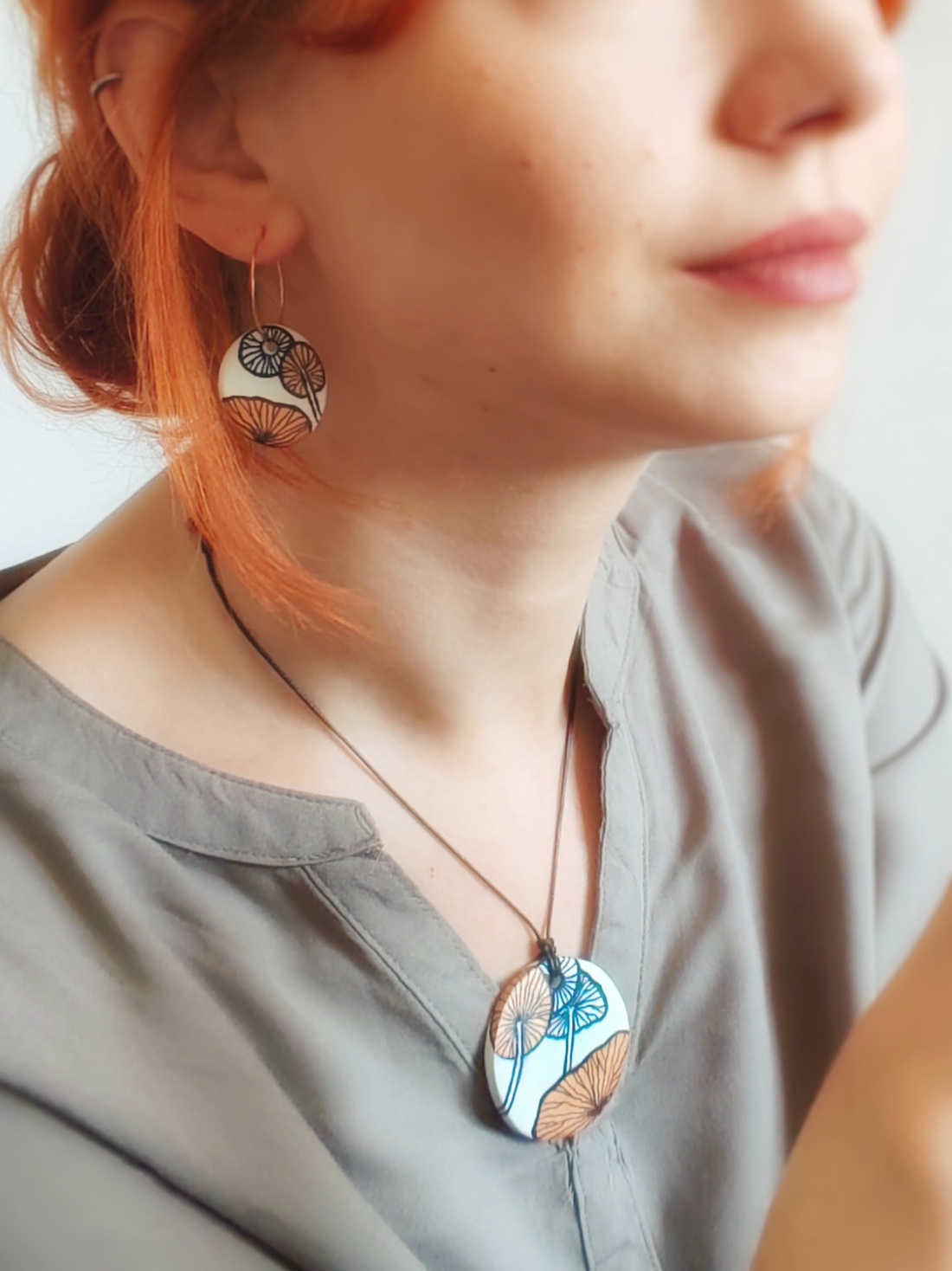 Set Lotus handmade cu cercei și medalion din argilă - bijuterii - seturi de bijuterii - Artynos.ro Set Lotus handmade cu cercei și medalion din argilă - bijuterii - seturi de bijuterii - Artynos.ro