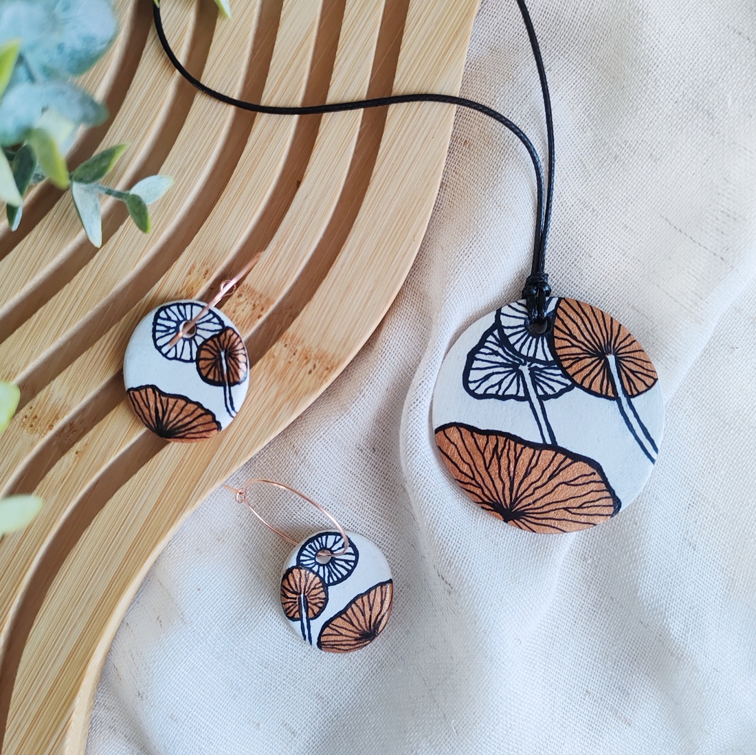 Set Lotus handmade cu cercei și medalion din argilă - bijuterii - seturi de bijuterii - Artynos.ro Set Lotus handmade cu cercei și medalion din argilă - bijuterii - seturi de bijuterii - Artynos.ro