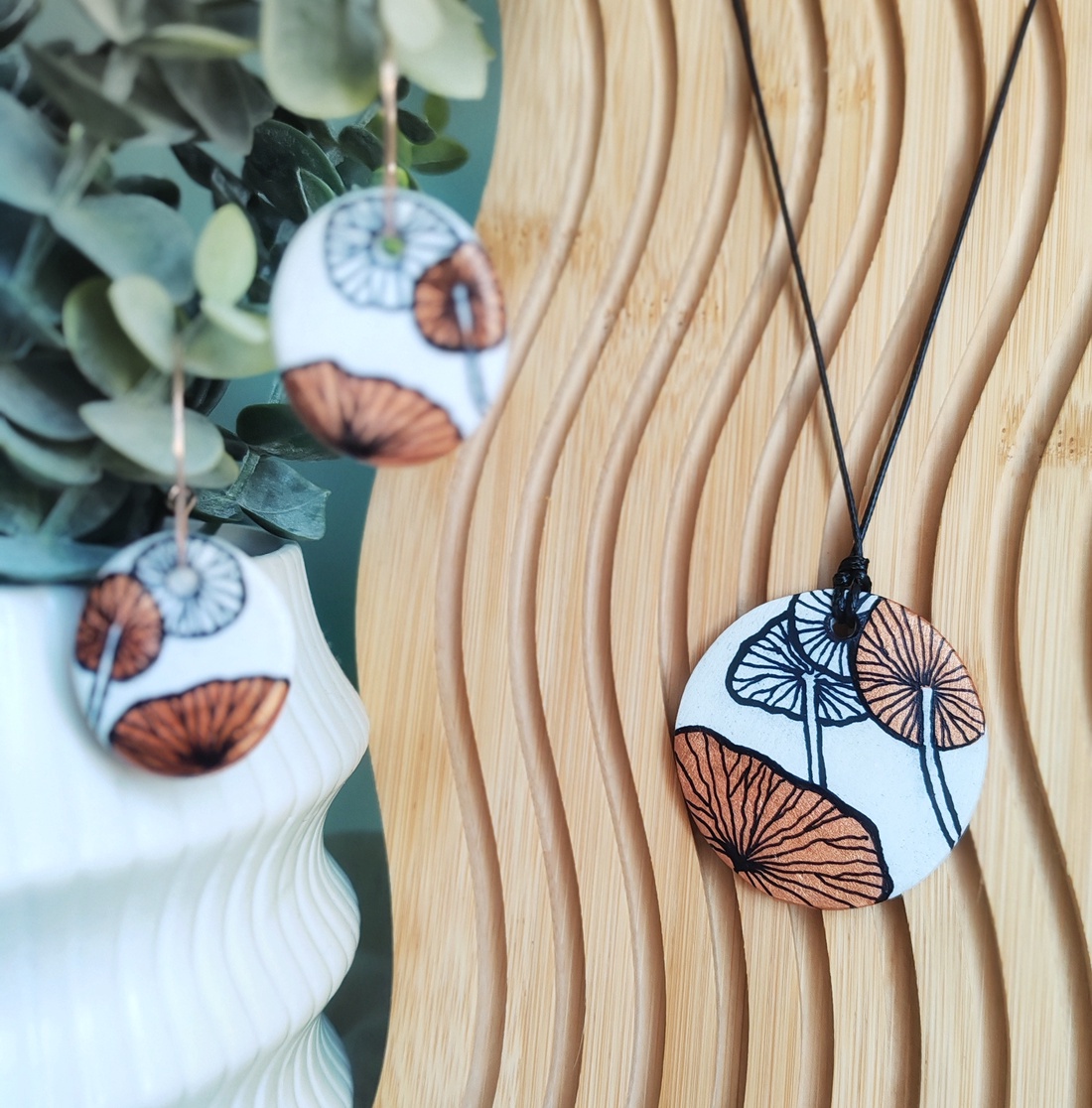 Set Lotus handmade cu cercei și medalion din argilă - bijuterii - seturi de bijuterii - Artynos.ro Set Lotus handmade cu cercei și medalion din argilă - bijuterii - seturi de bijuterii - Artynos.ro