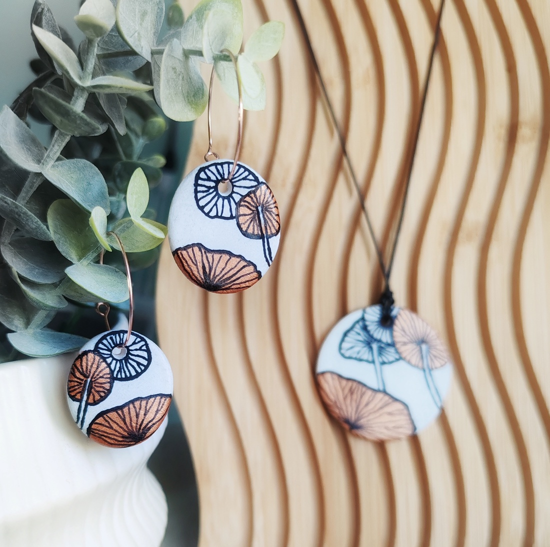 Set Lotus handmade cu cercei și medalion din argilă - bijuterii - seturi de bijuterii - Artynos.ro Set Lotus handmade cu cercei și medalion din argilă - bijuterii - seturi de bijuterii - Artynos.ro