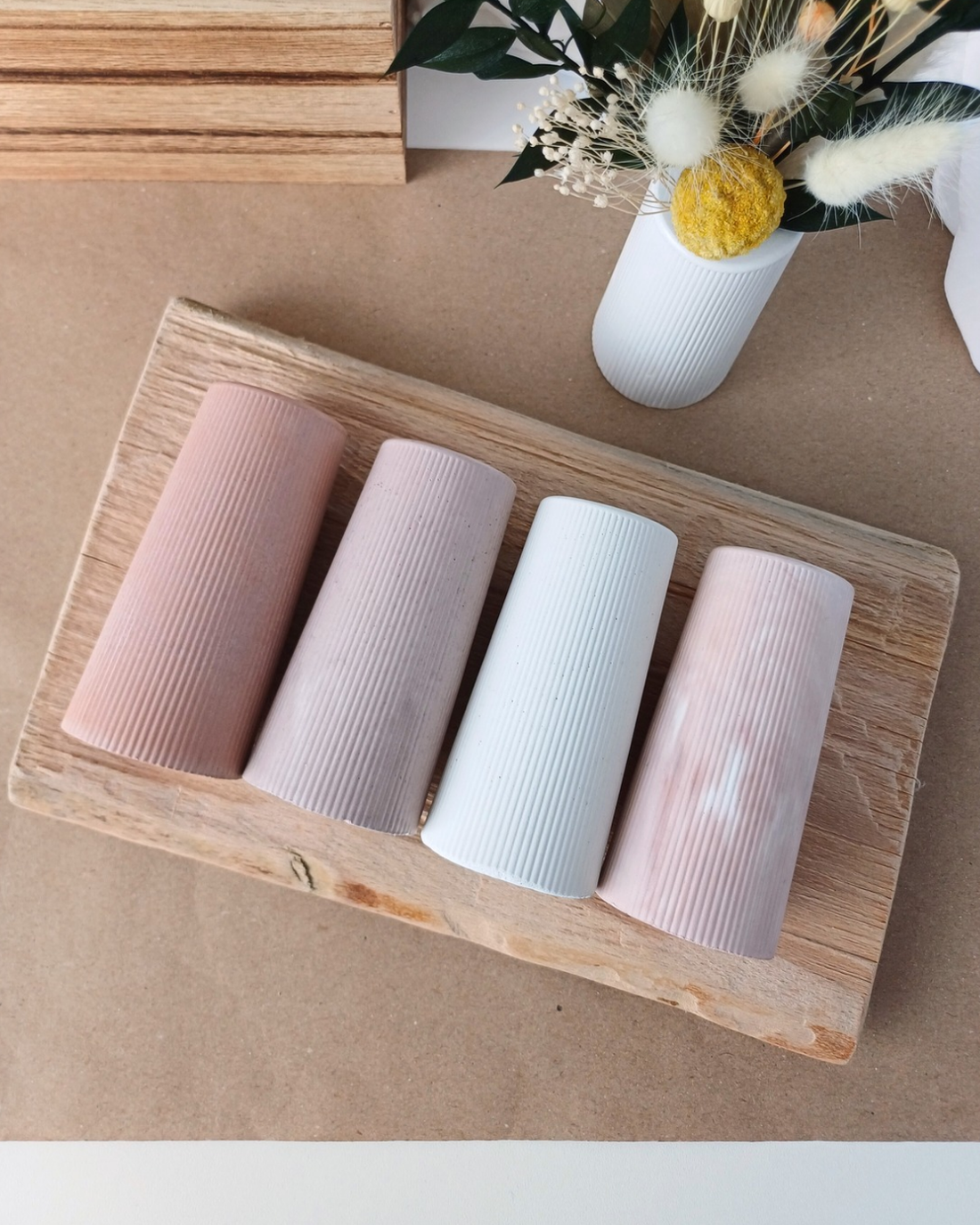 Vază decorativă din beton Stripes - casă & stil de viață - accesorii pentru decorat casa - suport de flori - accesorii florale - Artynos.ro Vază decorativă din beton Stripes - casă & stil de viață - accesorii pentru decorat casa - suport de flori - accesorii florale - Artynos.ro