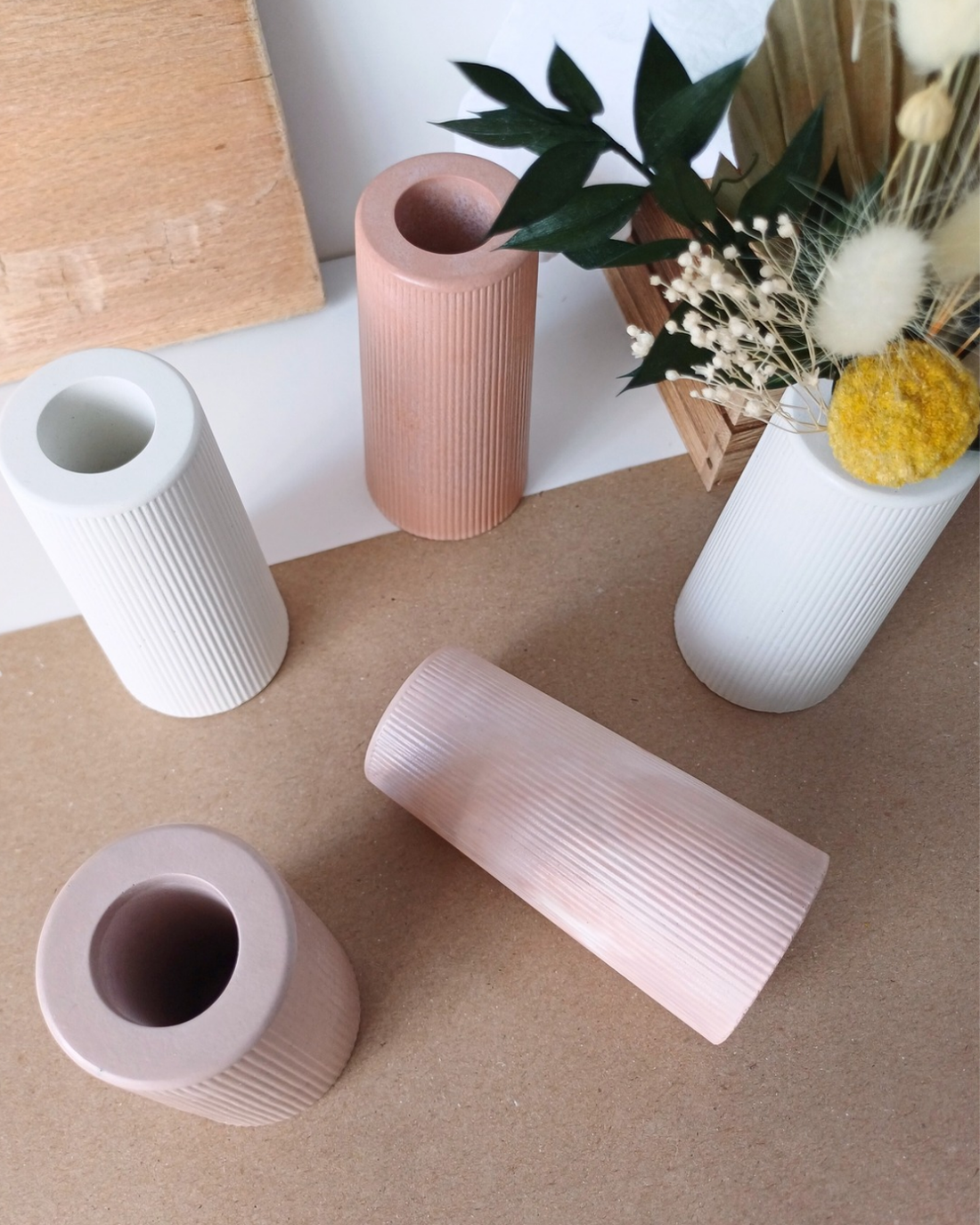 Vază decorativă din beton Stripes - casă & stil de viață - accesorii pentru decorat casa - suport de flori - accesorii florale - Artynos.ro Vază decorativă din beton Stripes - casă & stil de viață - accesorii pentru decorat casa - suport de flori - accesorii florale - Artynos.ro