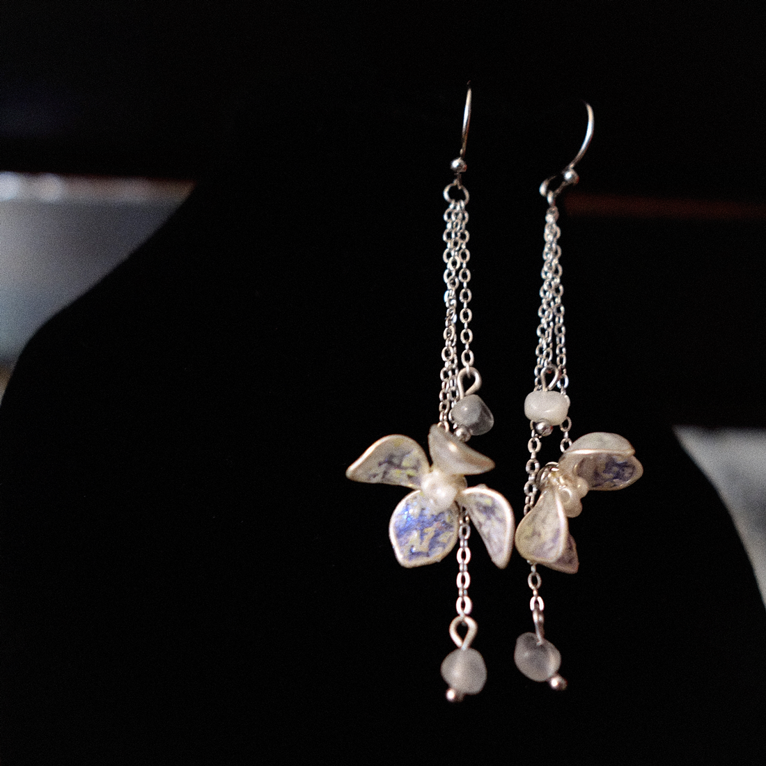 Cercei florali cu Piatra Lunii - bijuterii - cercei - cercei lungi - Artynos.ro