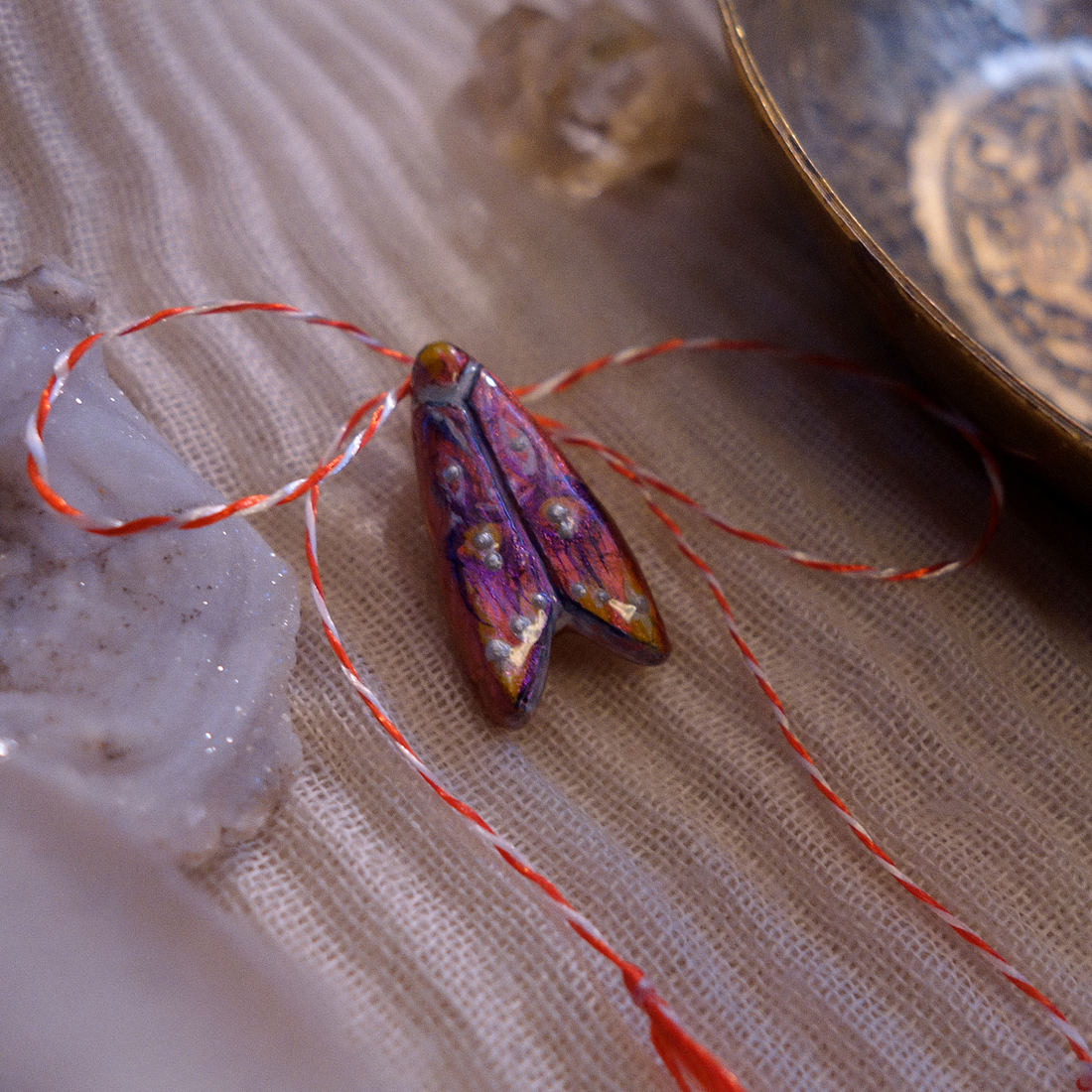 Broșă pictată Molie - bijuterii - broșe - Artynos.ro