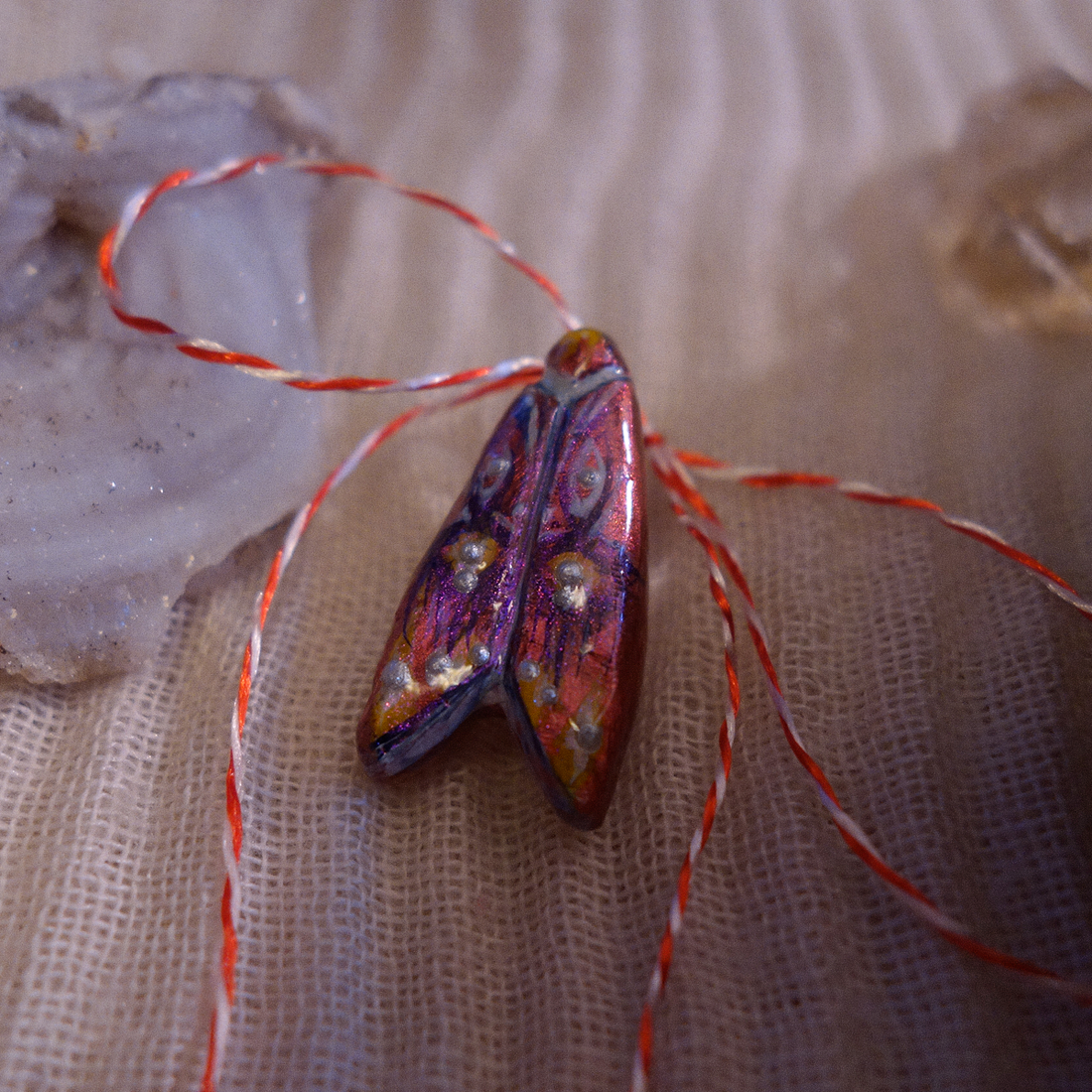 Broșă pictată Molie - bijuterii - broșe - Artynos.ro