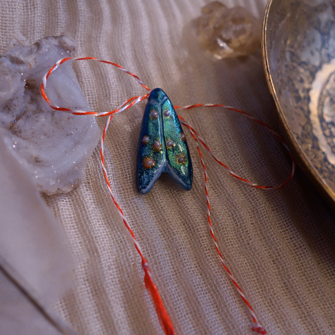 Broșă pictată Molie - bijuterii - broșe - Artynos.ro