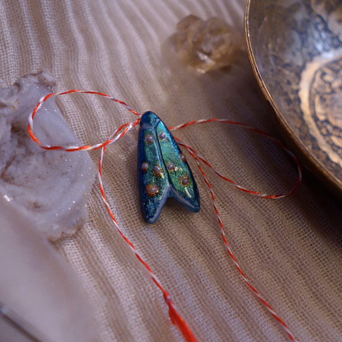 Broșă pictată Molie - bijuterii - broșe - Artynos.ro