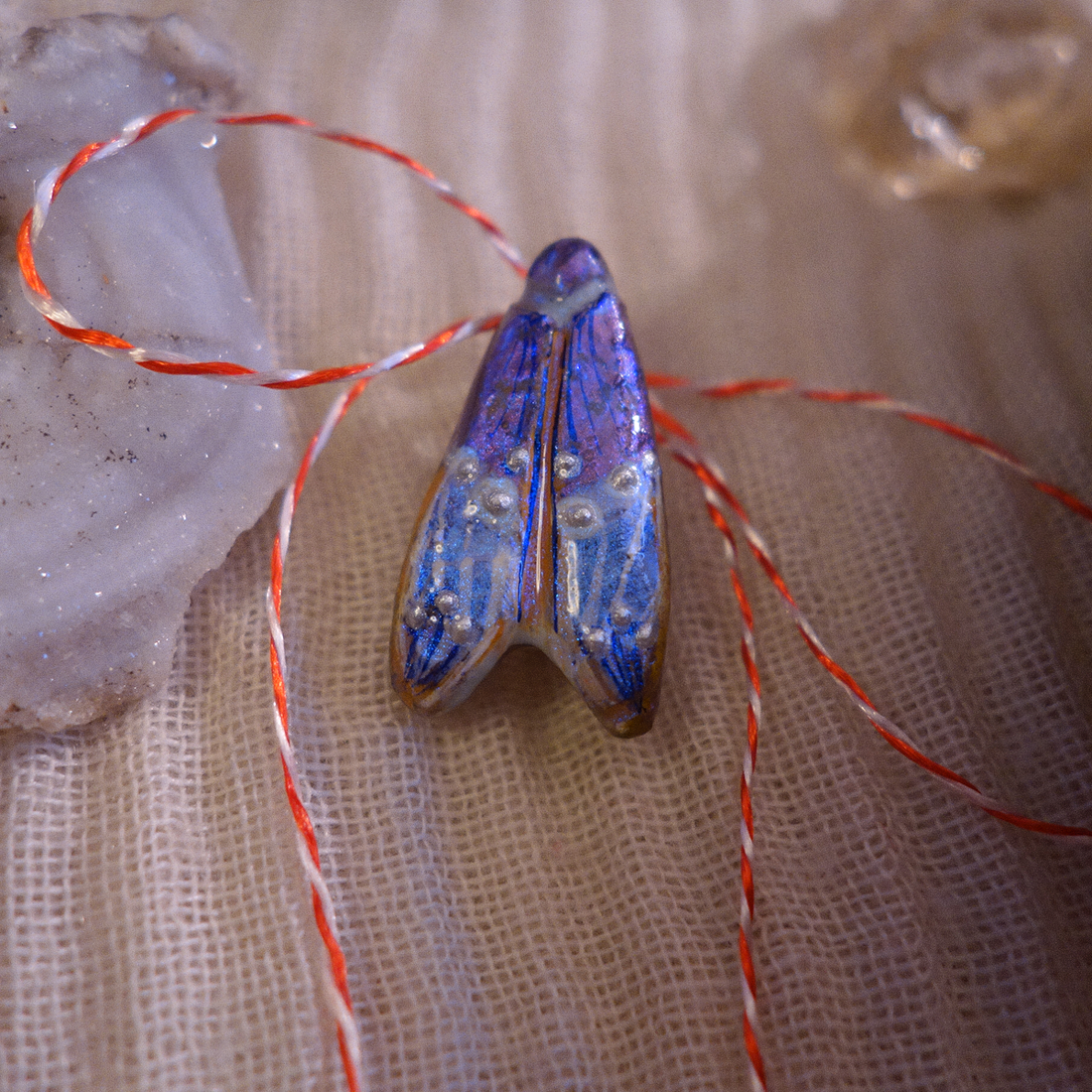 Broșă pictată Molie - bijuterii - broșe - Artynos.ro