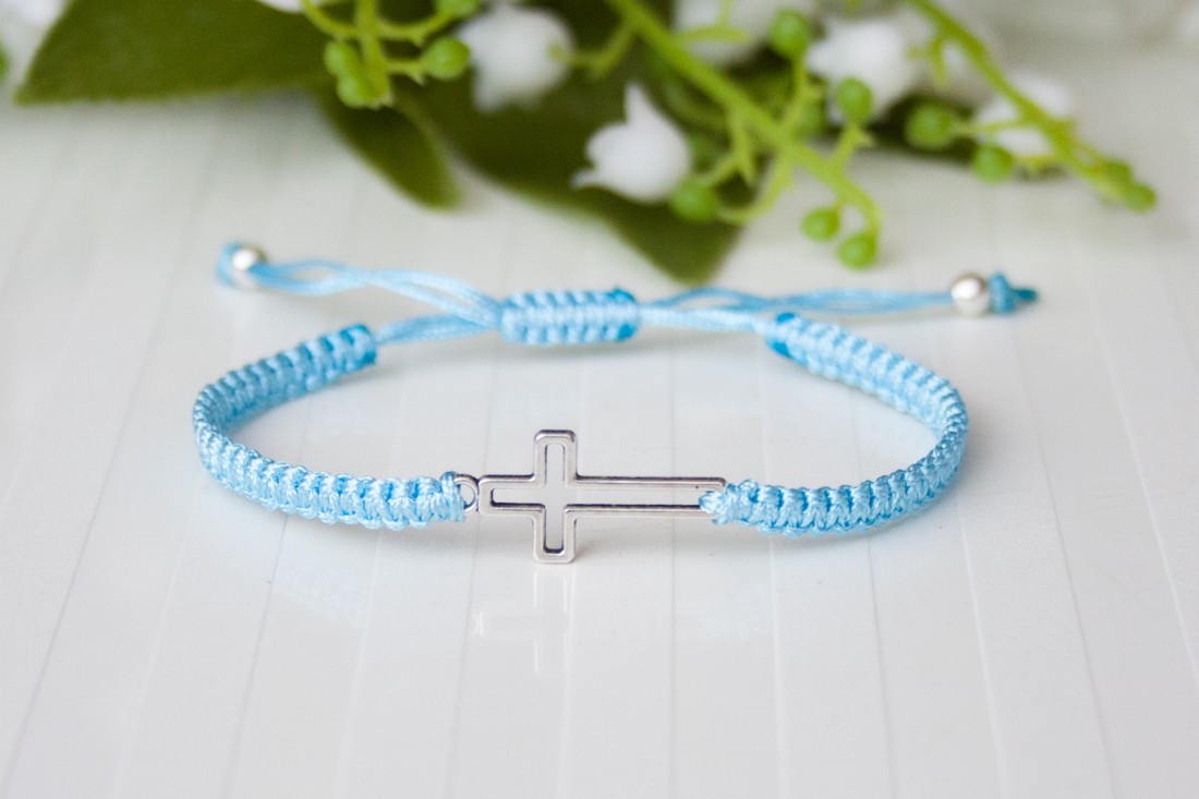 Brățară macramé împletită - Cross albastru deschis - - Artynos.ro Brățară macramé împletită - Cross albastru deschis - - Artynos.ro