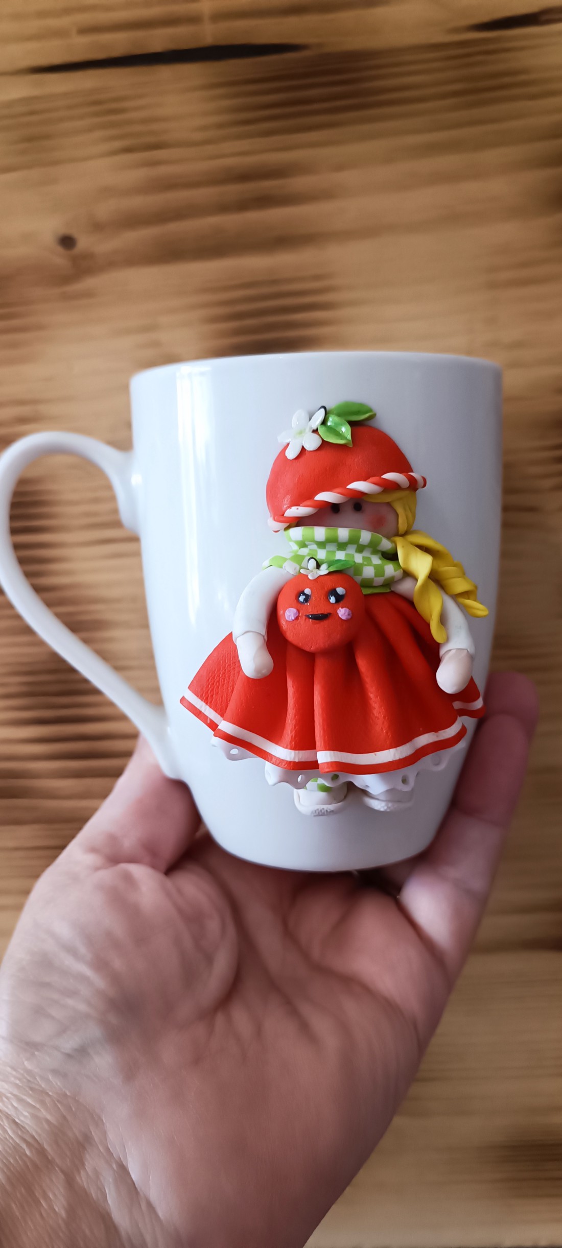 Cană cu desen, modelare manuală. Fată portocalie - - Artynos.ro Cană cu desen, modelare manuală. Fată portocalie - - Artynos.ro