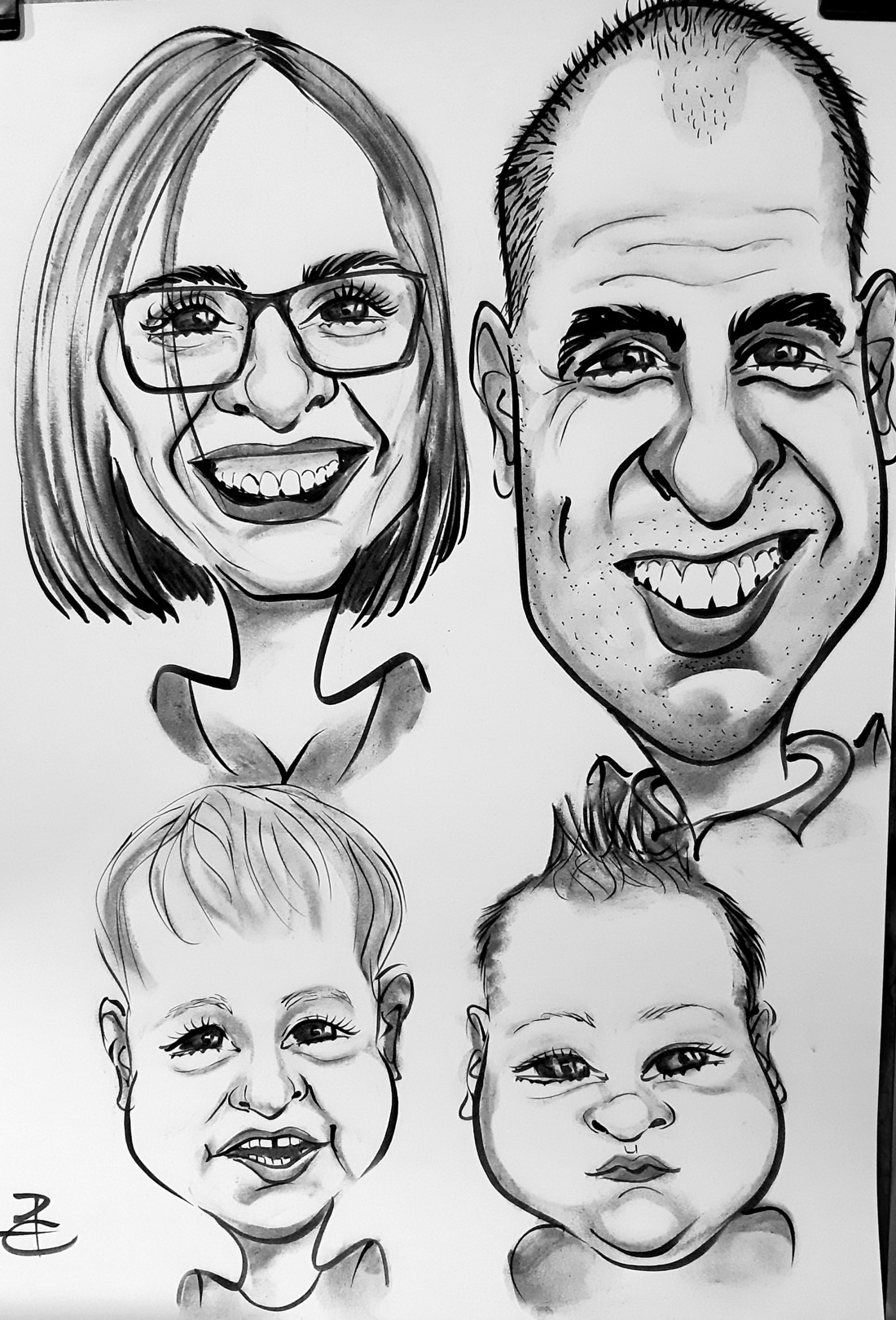 Caricatură de familie de 4 persoane - arte vizuale și accesorii - grafică, ilustrație - alte desene - Artynos.ro Caricatură de familie de 4 persoane - arte vizuale și accesorii - grafică, ilustrație - alte desene - Artynos.ro