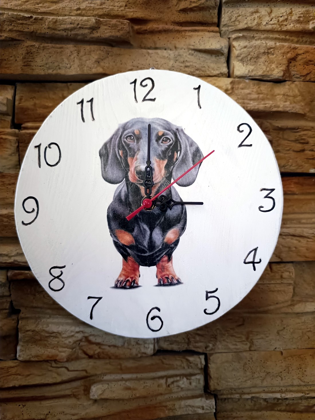 Ceas de perete din lemn cu câine dachshund - - Artynos.ro Ceas de perete din lemn cu câine dachshund - - Artynos.ro