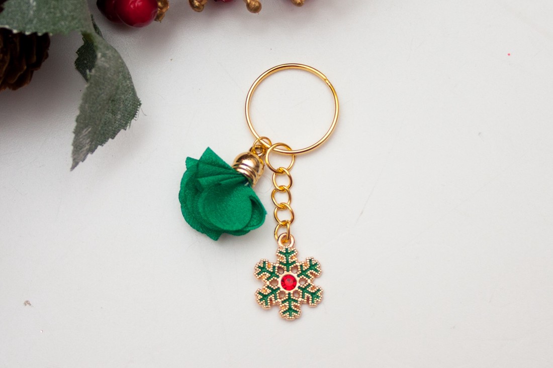 Breloc, geantă ornament Crăciun - floare verde ciucure fulg de nea aur -  - Artynos.ro