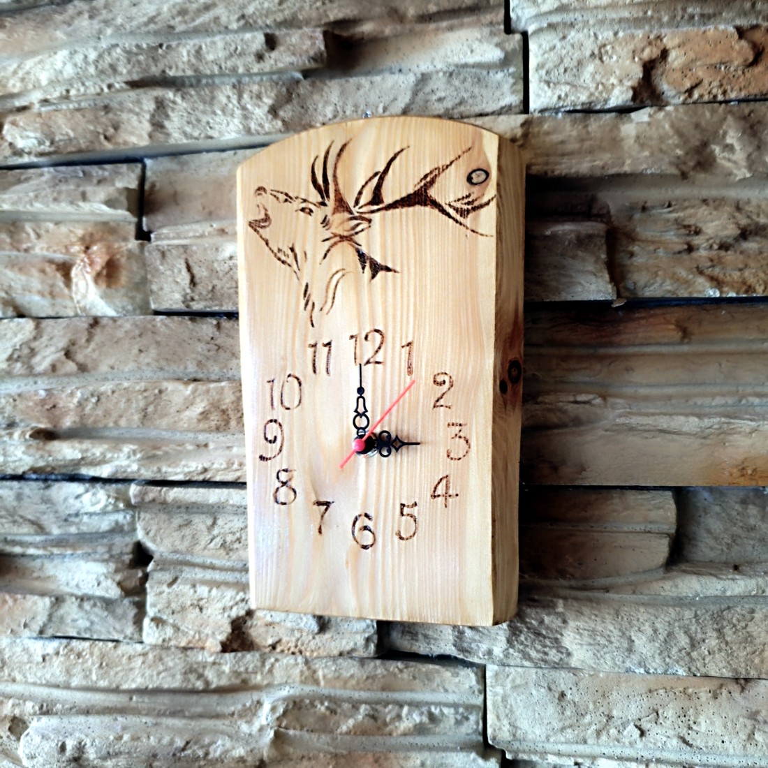 Ceas de perete unic din lemn cu corn - casă & stil de viață - accesorii pentru decorat casa - decorațiuni de pereți, decorațiuni suspendate - ceasuri de perete - Artynos.ro