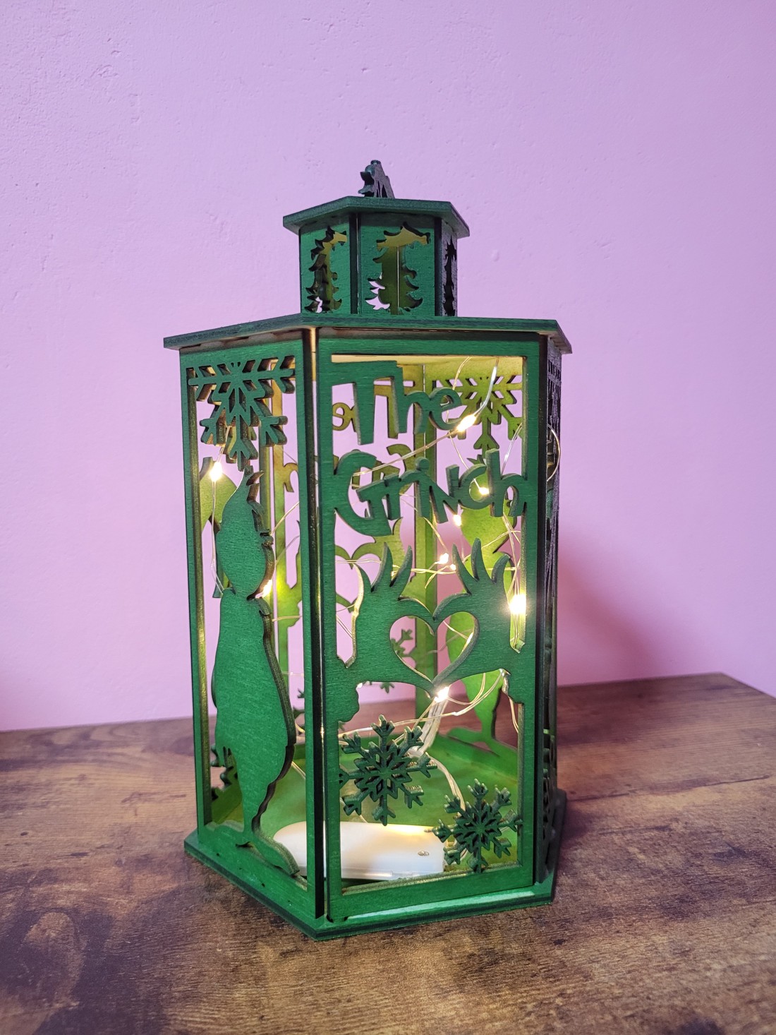 Lanternă Grinch - crăciun - decorațiuni de crăciun de casă - luminițe de crăciun - Artynos.ro Lanternă Grinch - crăciun - decorațiuni de crăciun de casă - luminițe de crăciun - Artynos.ro