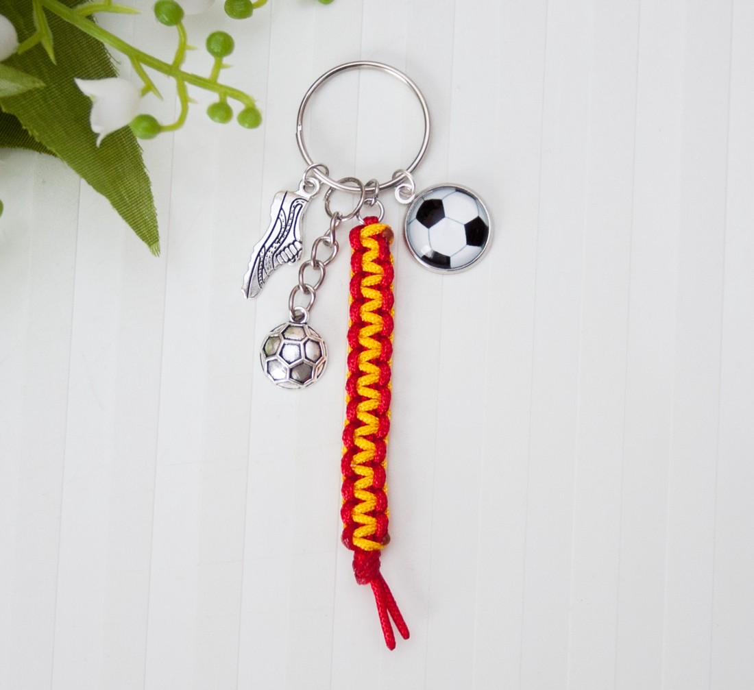 Breloc, decor pentru geantă - Fotbal galben/roșu -  - Artynos.ro