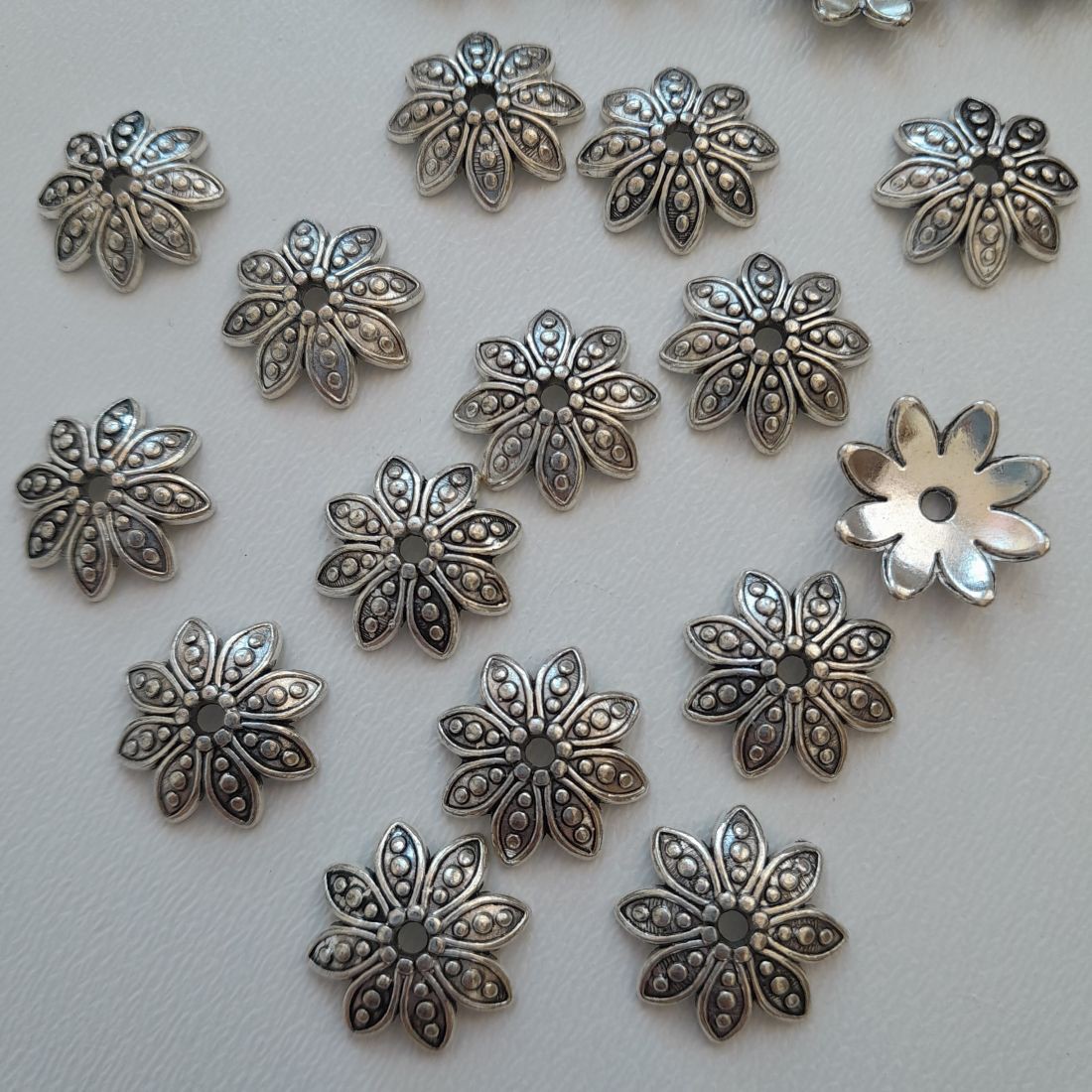 Capac pentru mărgele metalice - 15mm - culoare argintiu antic - 20 buc / pachet - - Artynos.ro Capac pentru mărgele metalice - 15mm - culoare argintiu antic - 20 buc / pachet - - Artynos.ro