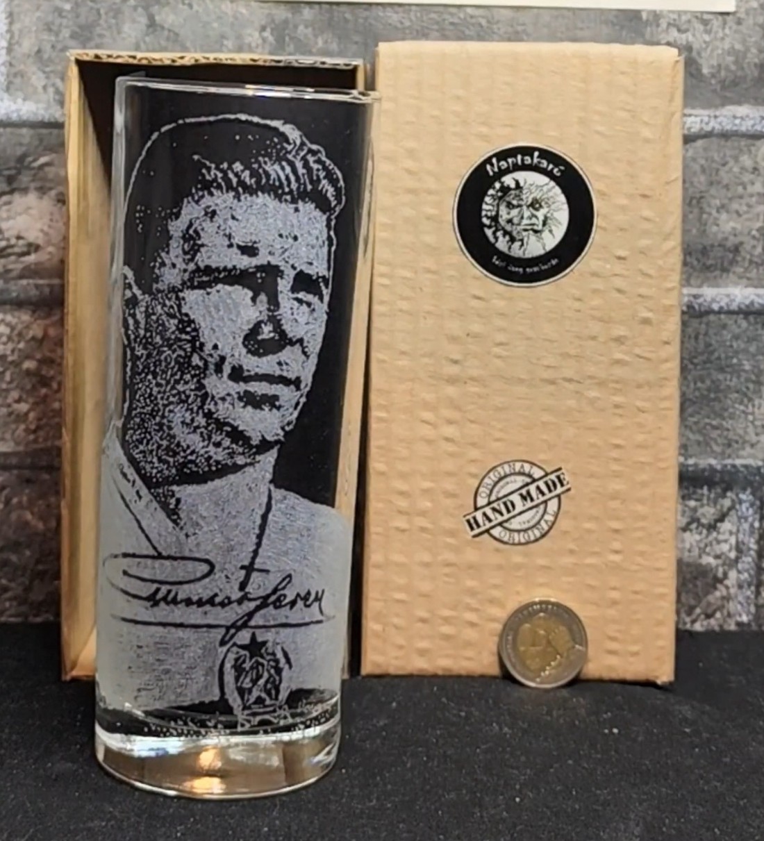 Portretul lui Puskás � Pahar de sticlă gravat manual  -  - Artynos.ro