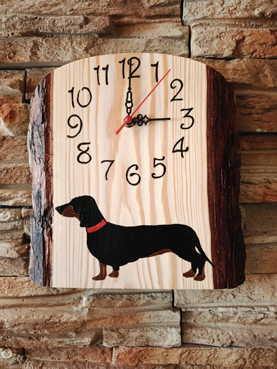 Ceas de perete din lemn cu câine dachshund - - Artynos.ro Ceas de perete din lemn cu câine dachshund - - Artynos.ro