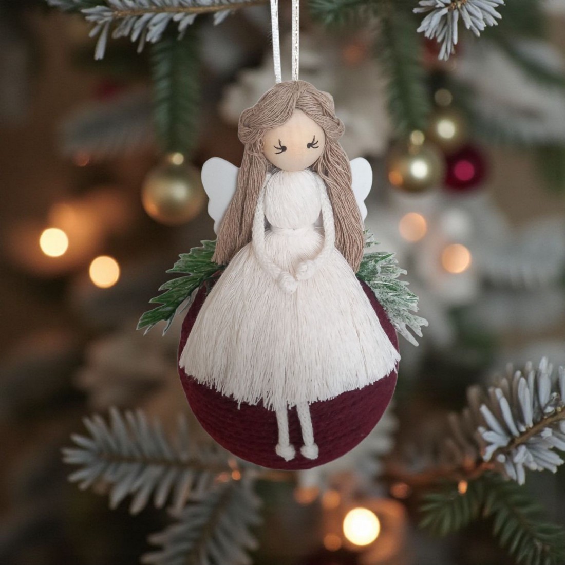 Ornament pentru pomul de Crăciun - înger macramé pe minge burgundy - crăciun - decorațiuni de crăciun de casă - figurine pentru pomul de crăciun - Artynos.ro