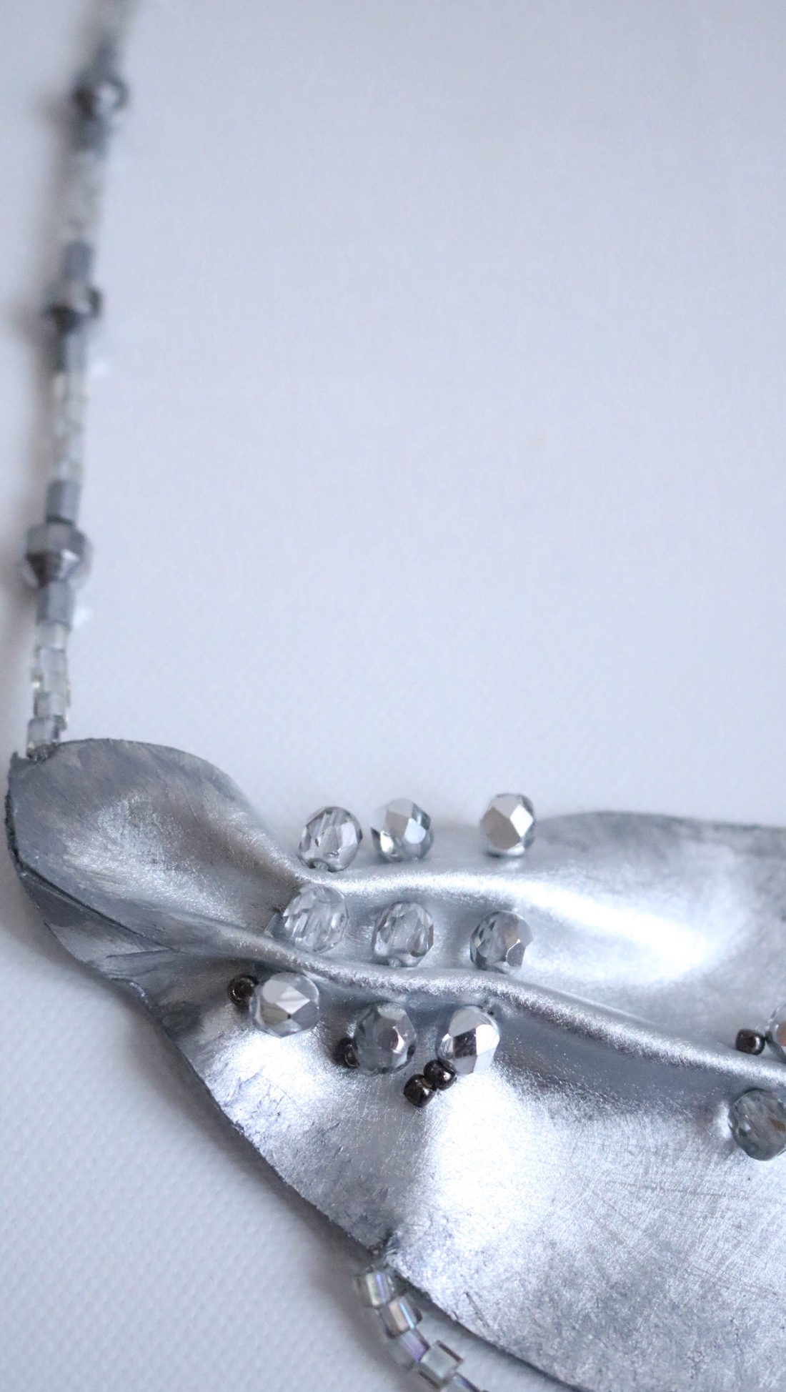 Colier statement argintiu cu mărgele din sticlă și hematit - bijuterii - coliere - coliere din pietre semiprețioase - Artynos.ro