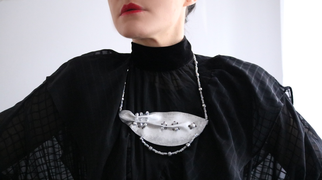 Colier statement argintiu cu mărgele din sticlă și hematit - bijuterii - coliere - coliere din pietre semiprețioase - Artynos.ro