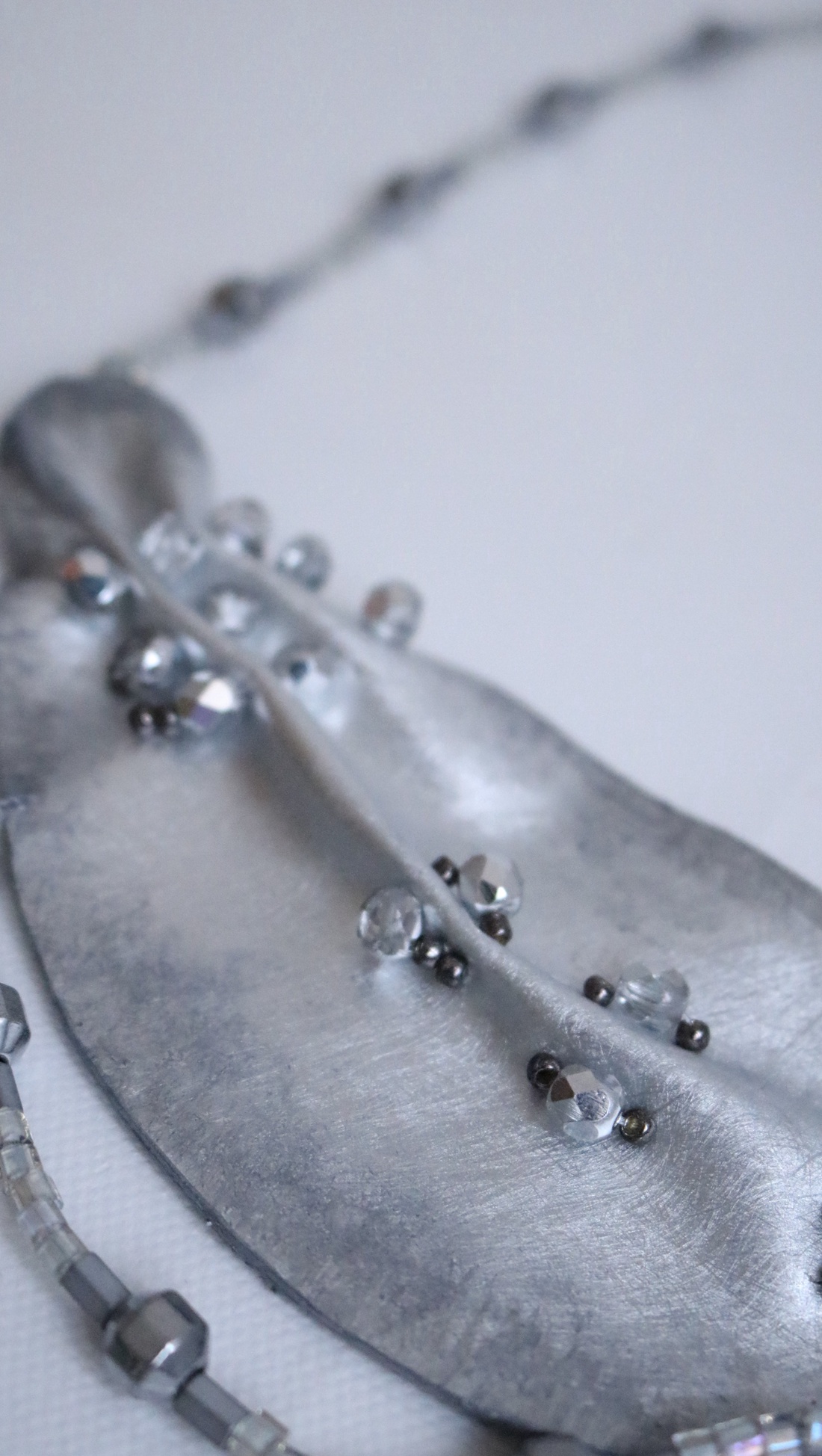 Colier statement argintiu cu mărgele din sticlă și hematit - bijuterii - coliere - coliere din pietre semiprețioase - Artynos.ro