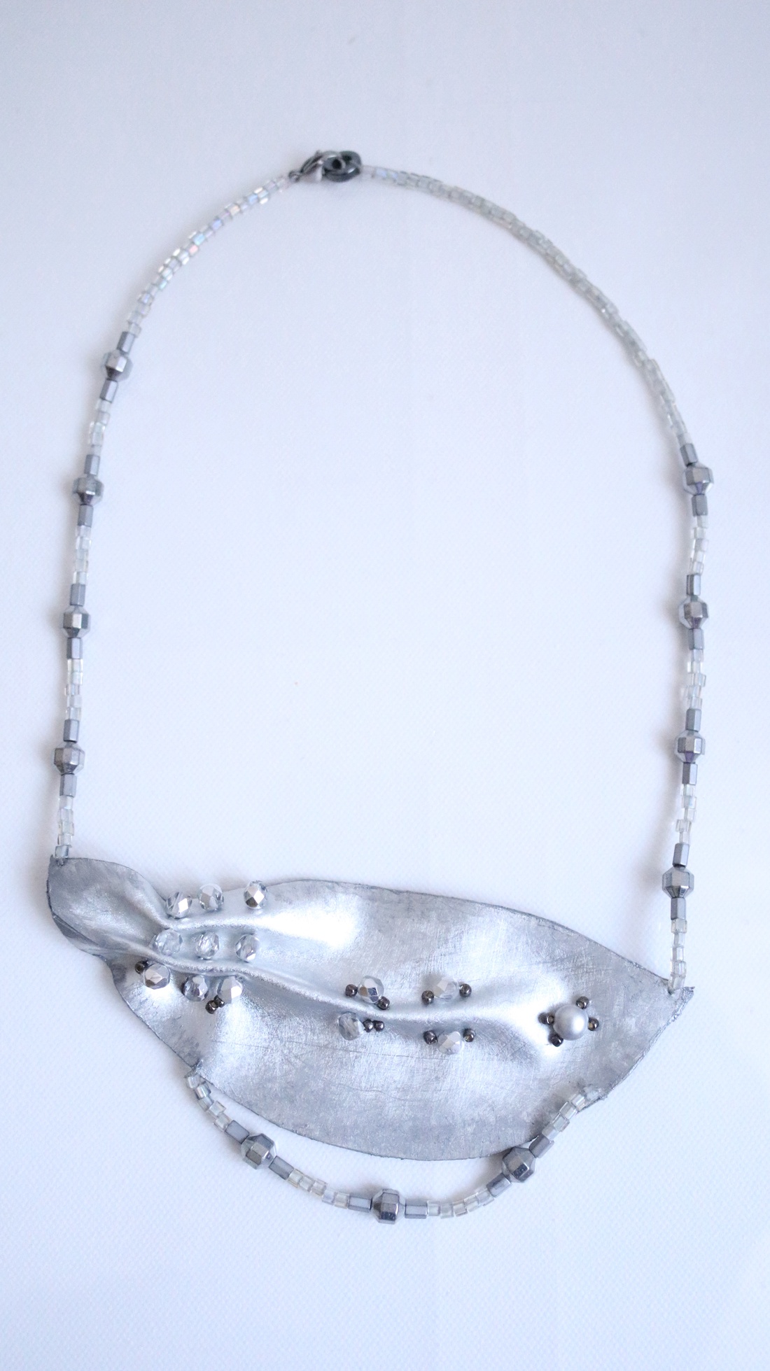 Colier statement argintiu cu mărgele din sticlă și hematit - bijuterii - coliere - coliere din pietre semiprețioase - Artynos.ro