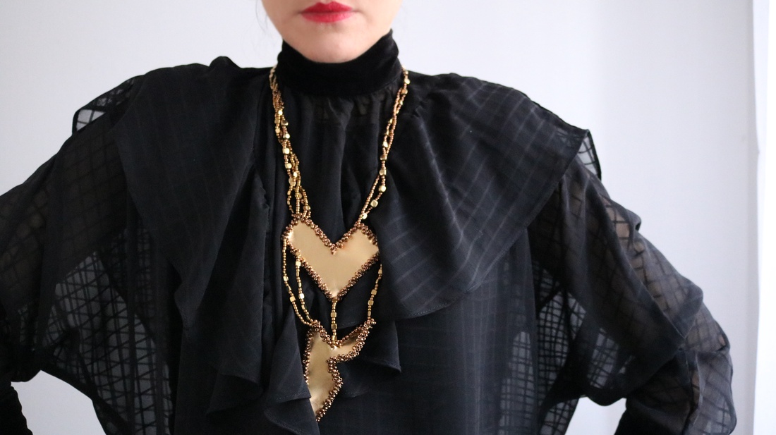 Colier statement auriu din piele naturală și mărgele din sticla - bijuterii - coliere - coliere brodate - Artynos.ro