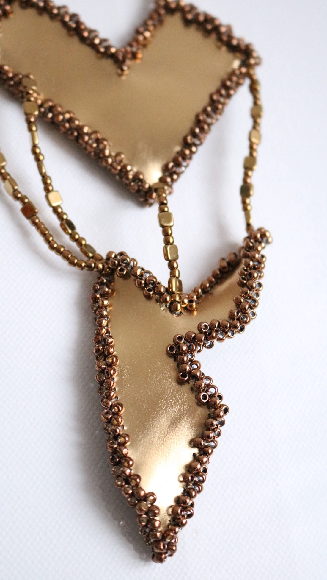 Colier statement auriu din piele naturală și mărgele din sticla - bijuterii - coliere - coliere brodate - Artynos.ro