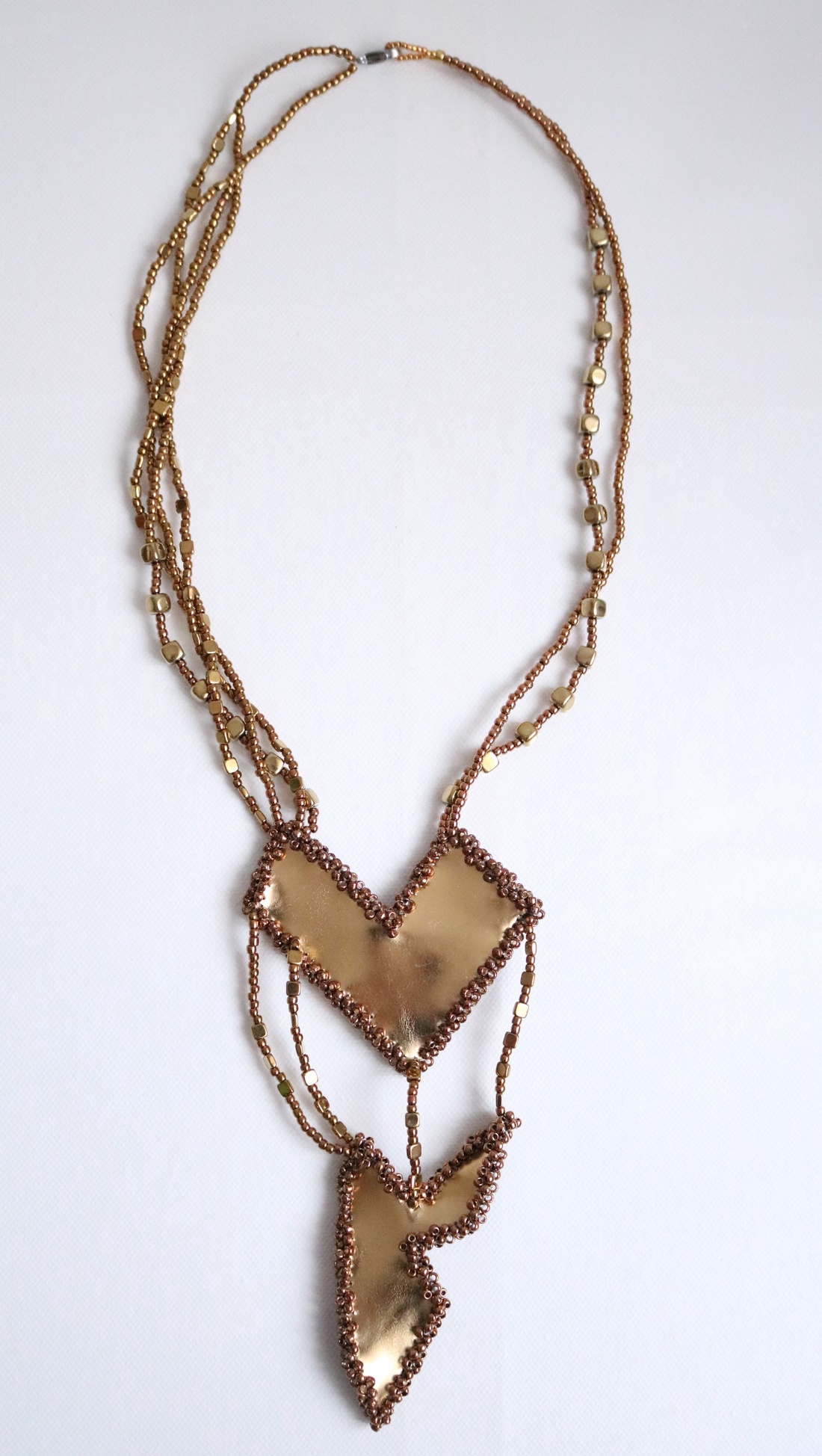 Colier statement auriu din piele naturală și mărgele din sticla - bijuterii - coliere - coliere brodate - Artynos.ro