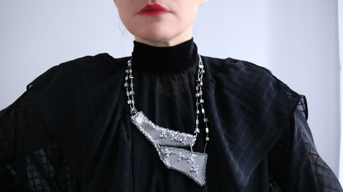 Colier statement argintiu  - bijuterii - coliere - coliere brodate - Artynos.ro