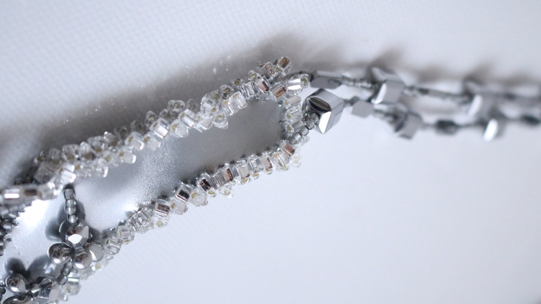 Colier statement argintiu  - bijuterii - coliere - coliere brodate - Artynos.ro